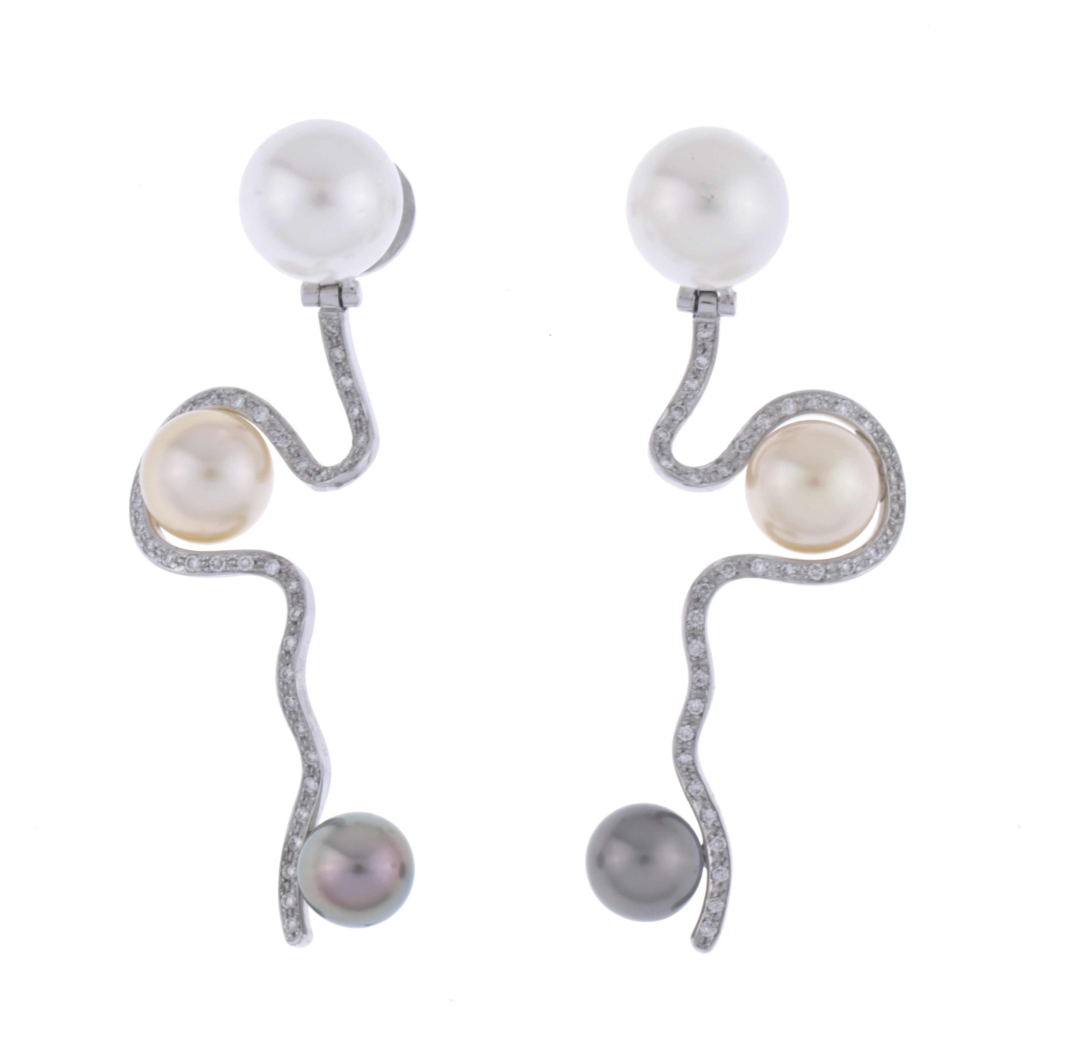 Pendientes largos con perlas de tres colores y diamantes.