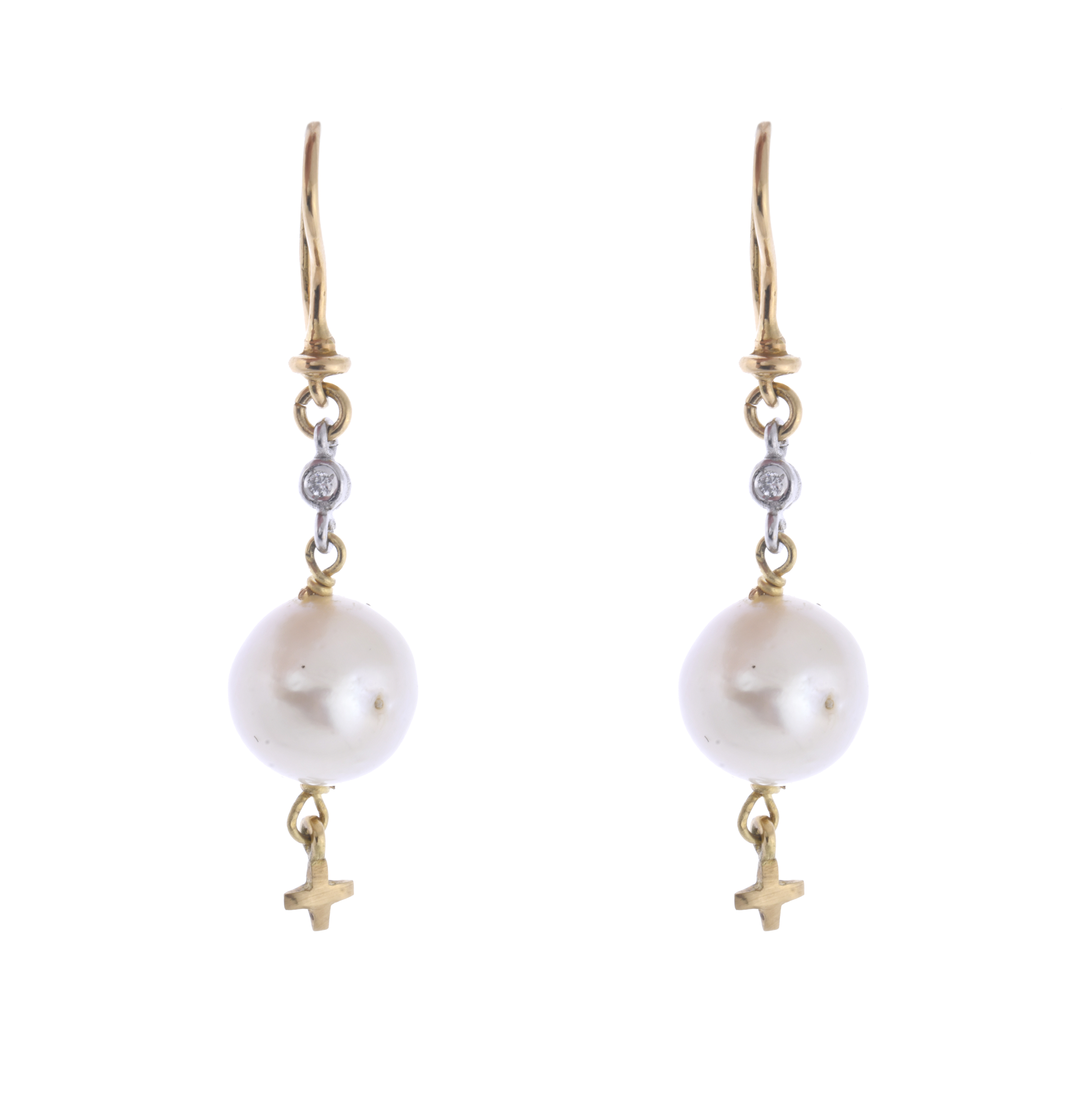 Pendientes largos con perlas y diamantes.