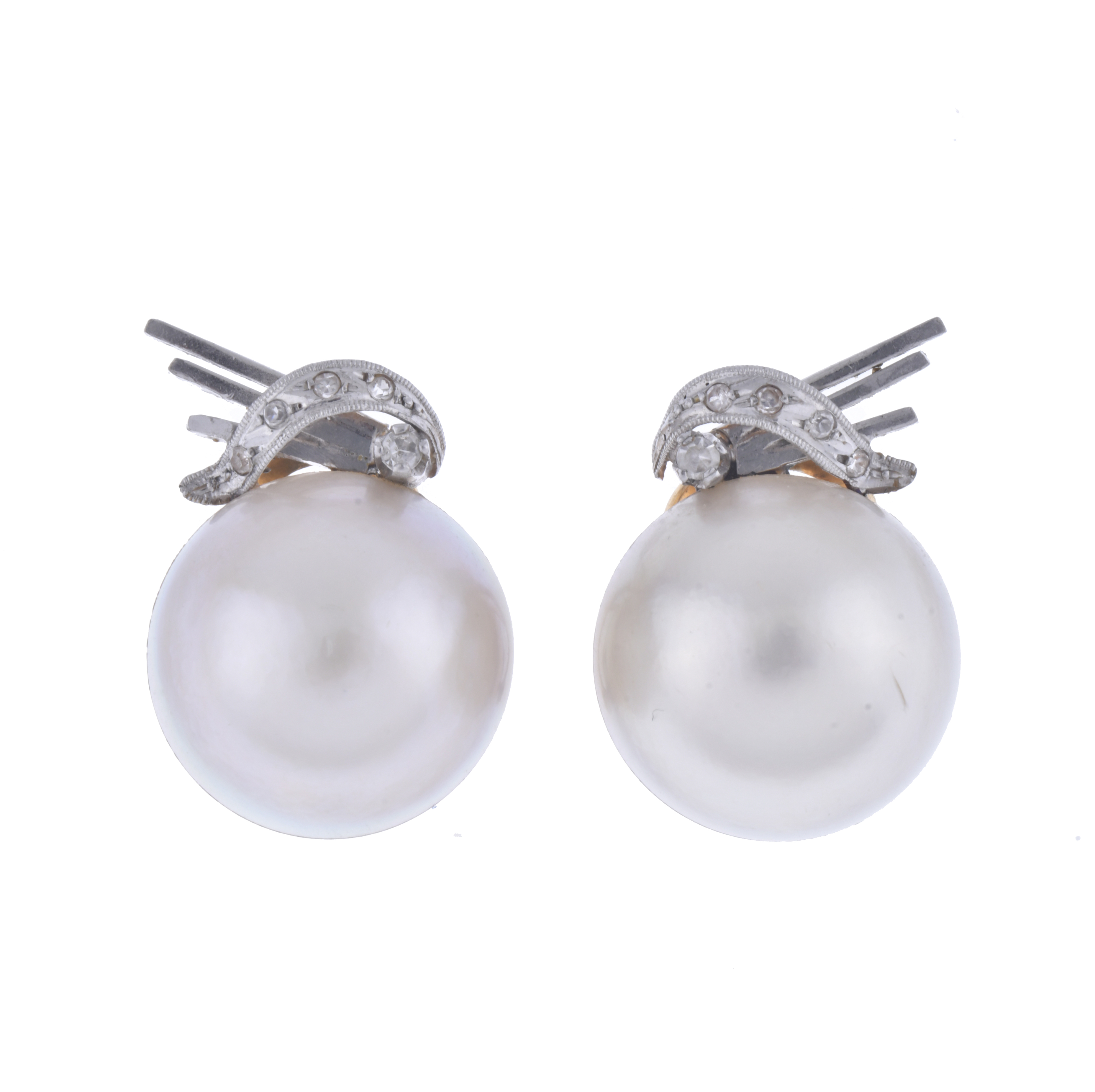 Pendientes con perla mabé y diamantes.