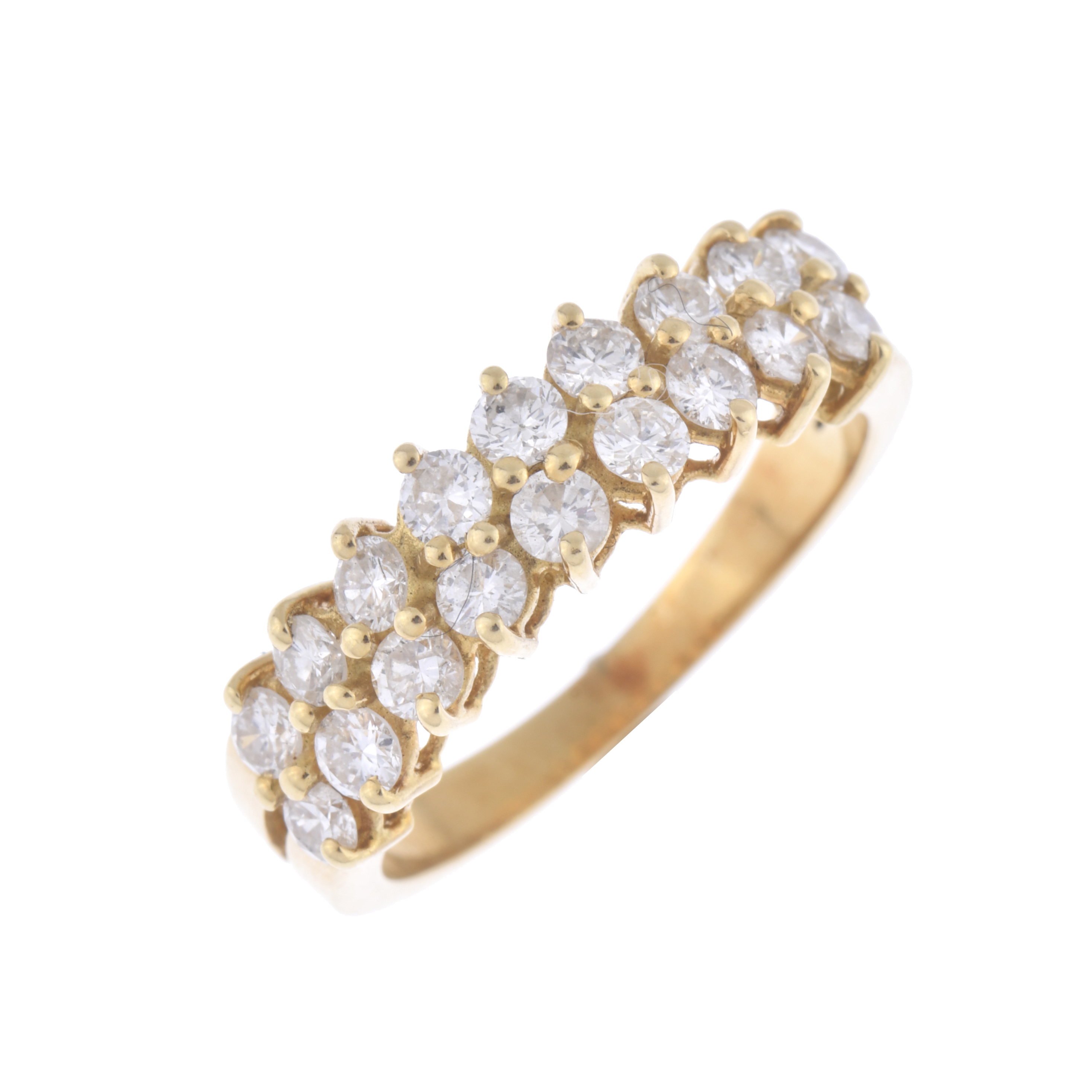 Anillo media alianza con doble carril de diamantes.