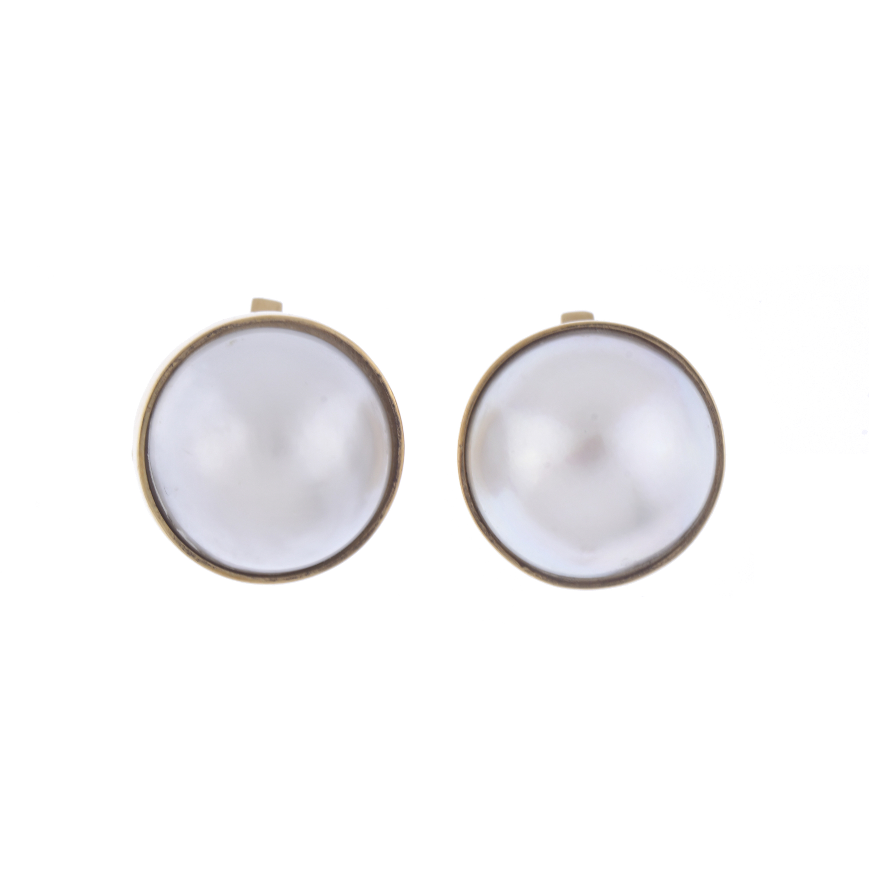 Earrings with mabé pearl.
