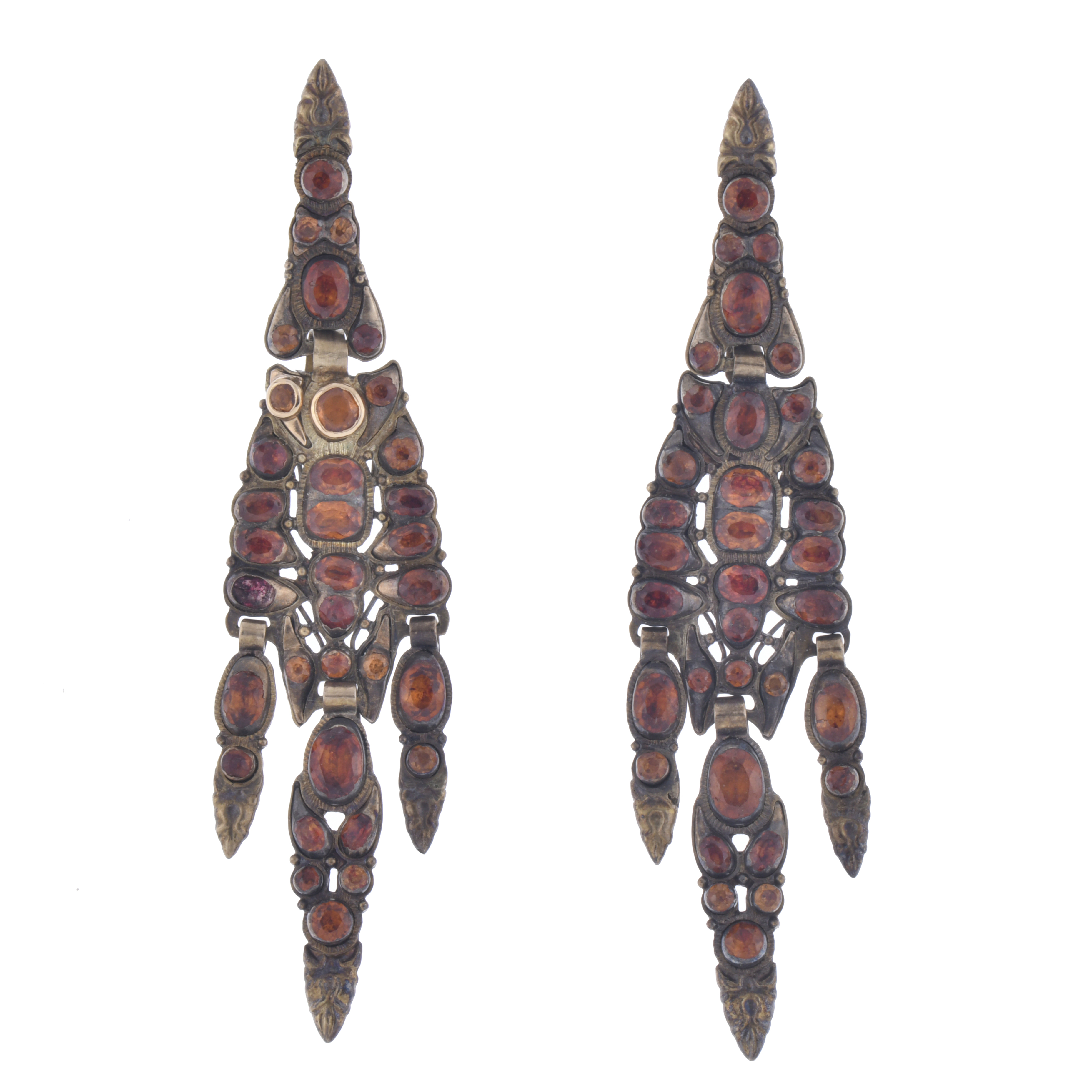 Pendientes de arangada con granates. s. XVIII.