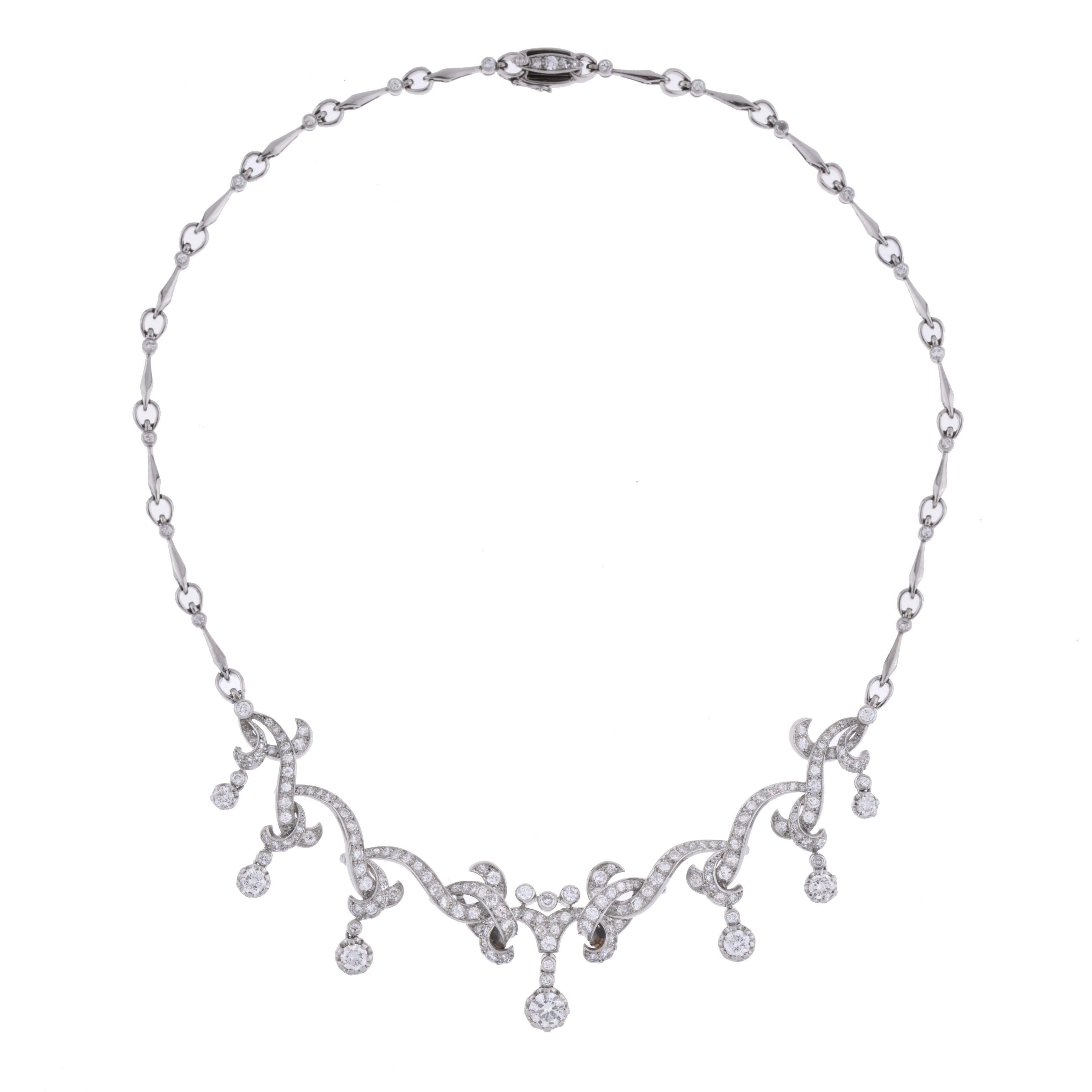 Collar semi rígido con diamantes.