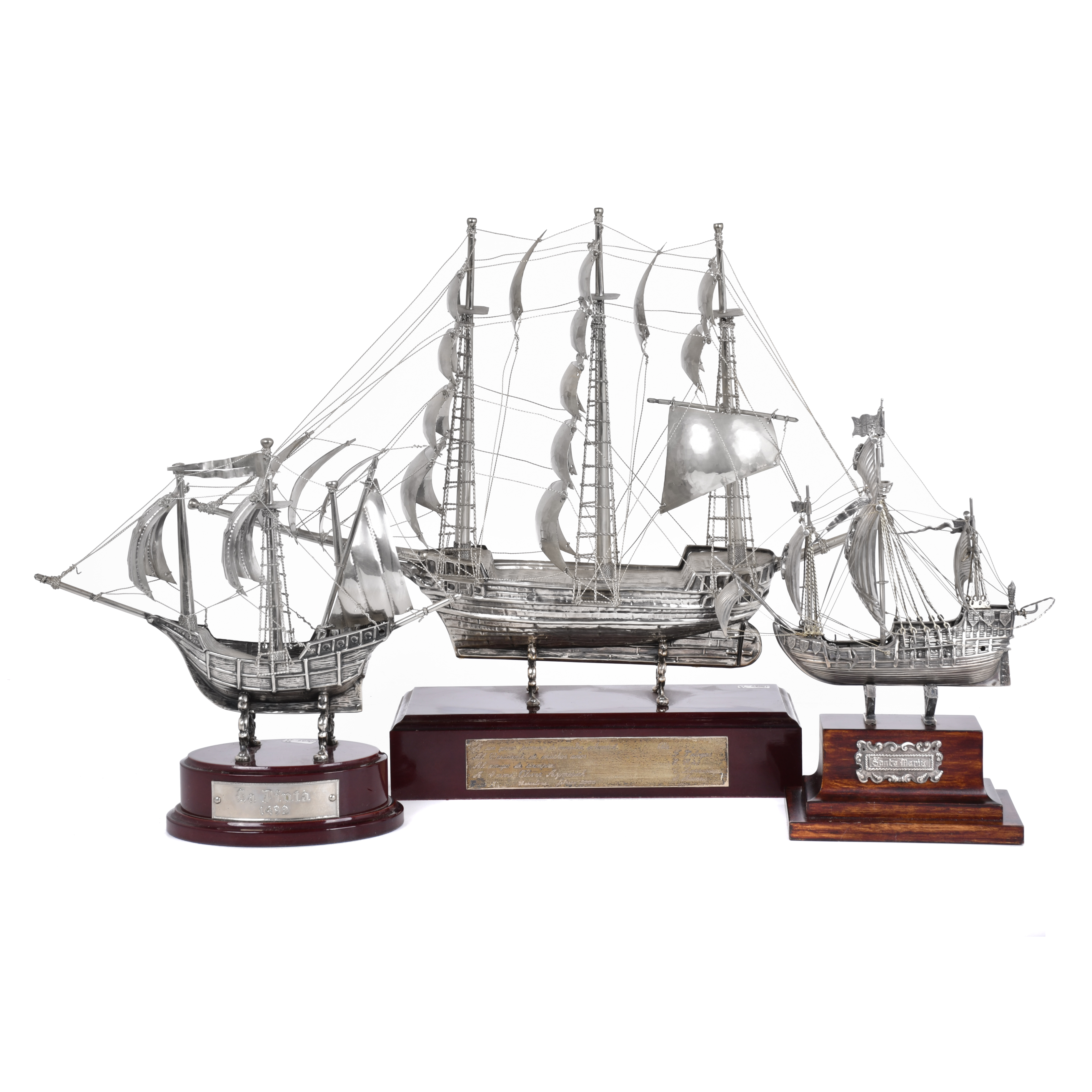 Lote de tres maquetas de veleros, siglo XX. 
