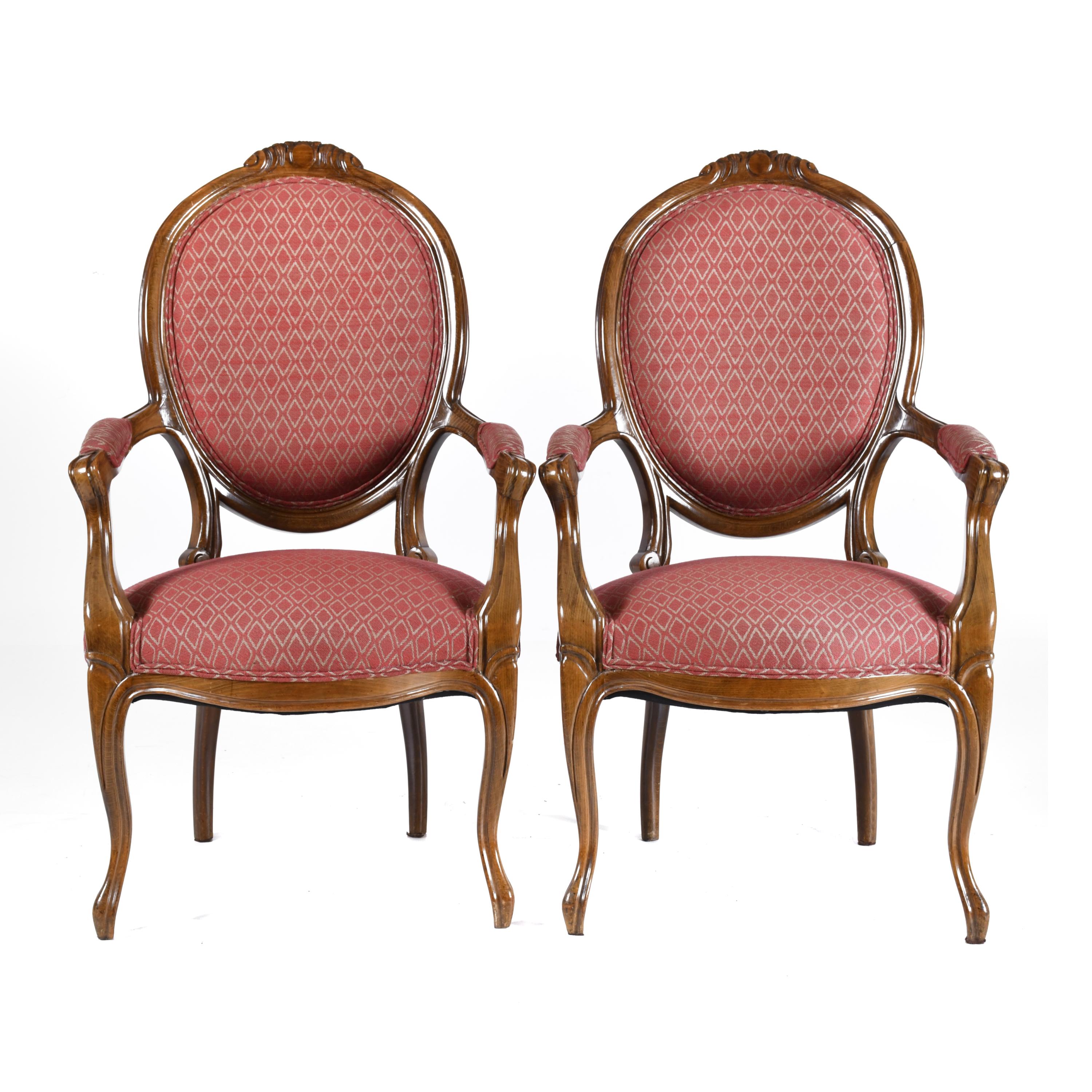 Pareja de sillones de estilo Isabelino, med. siglo XX. 