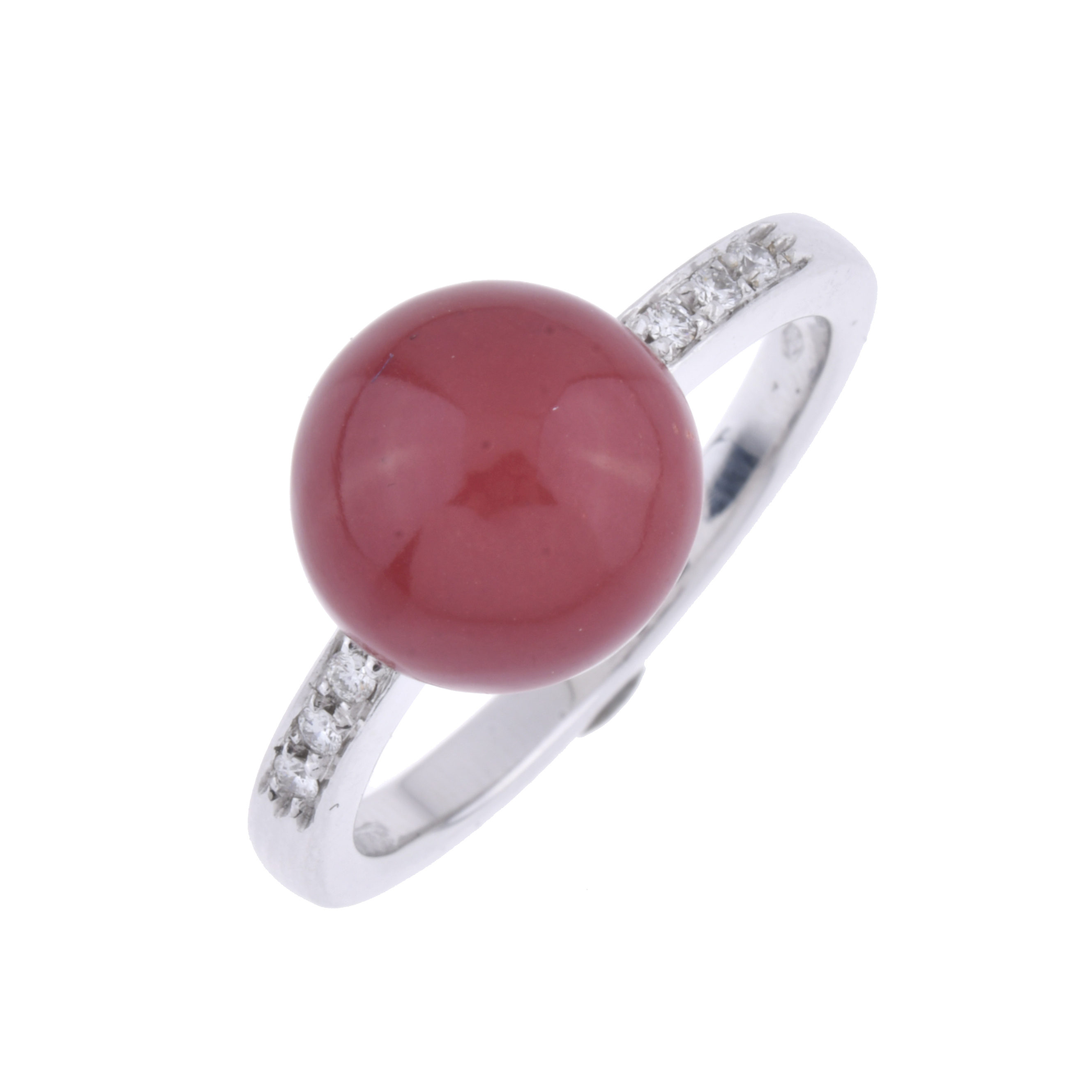 Sortija con cabujón de coral y diamantes.