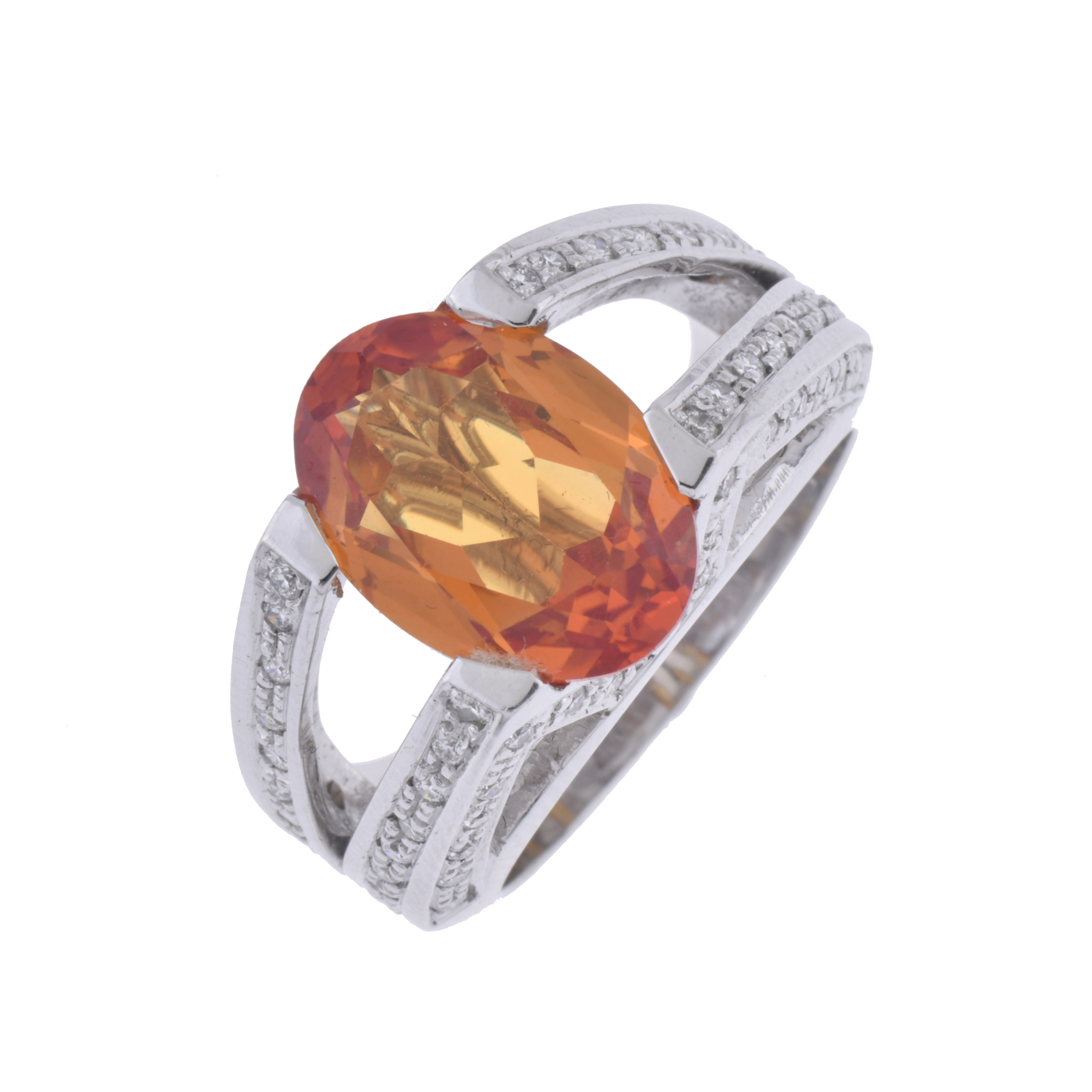 Anillo con citrino y diamantes.