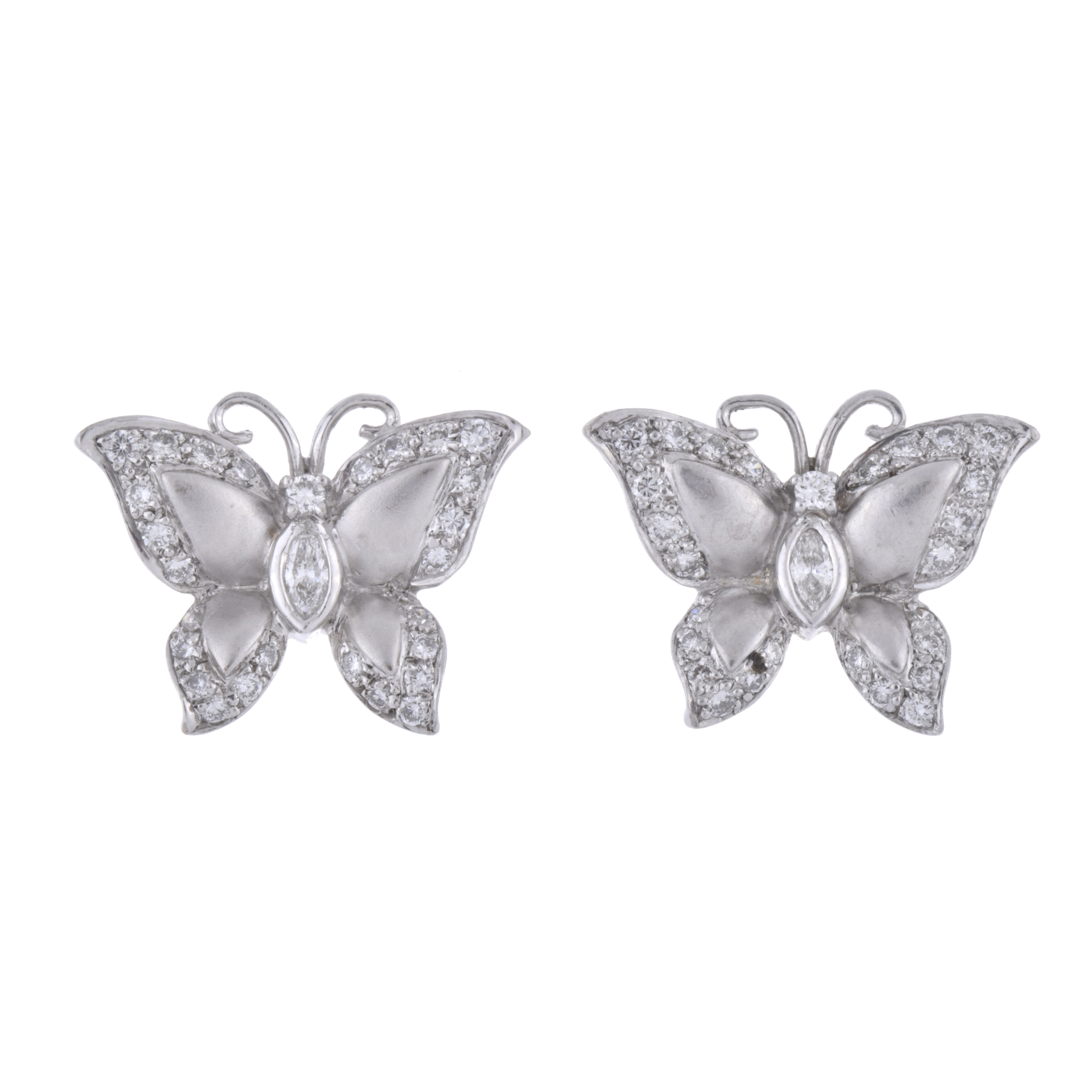 Pendientes en forma de mariposa con diamantes.