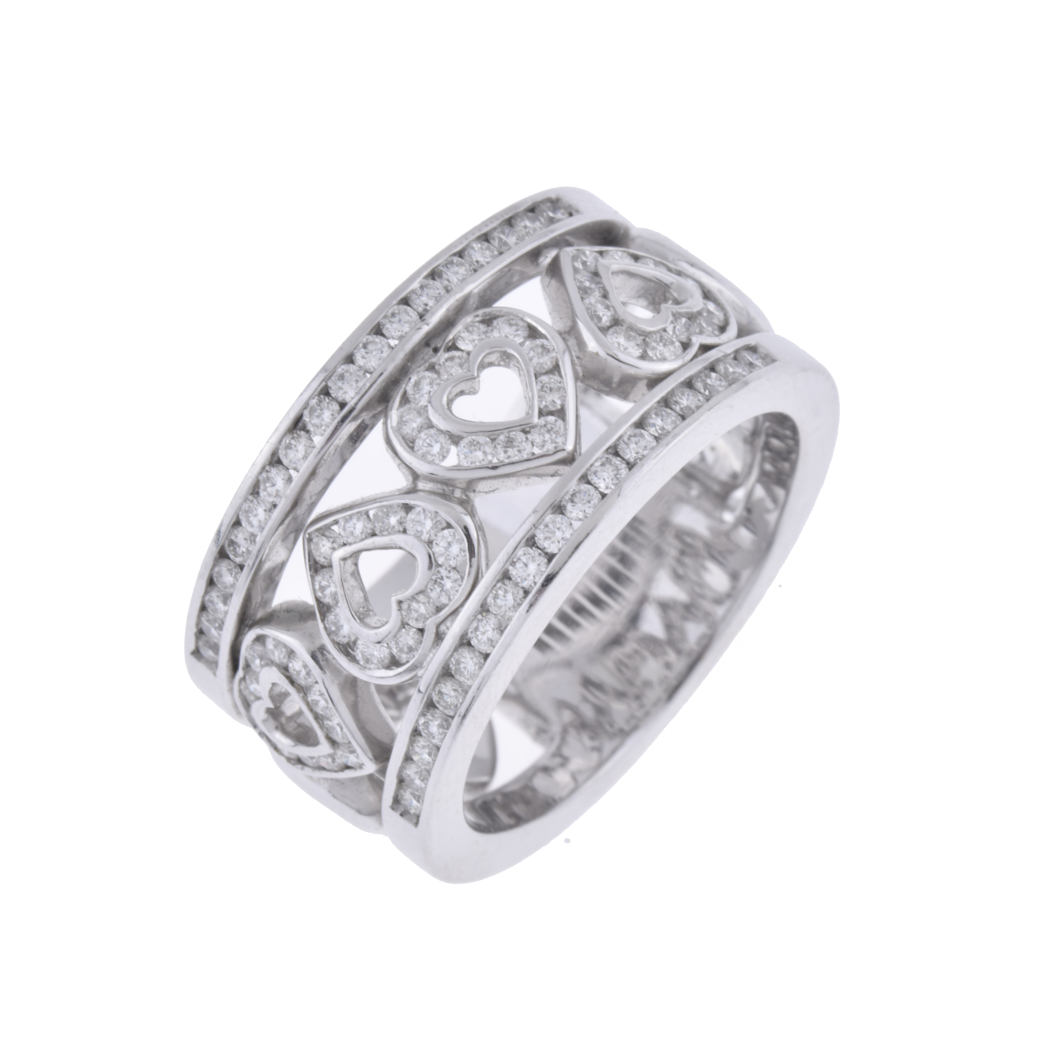 Anillo ancho en forma de coraxones con diamantes.
