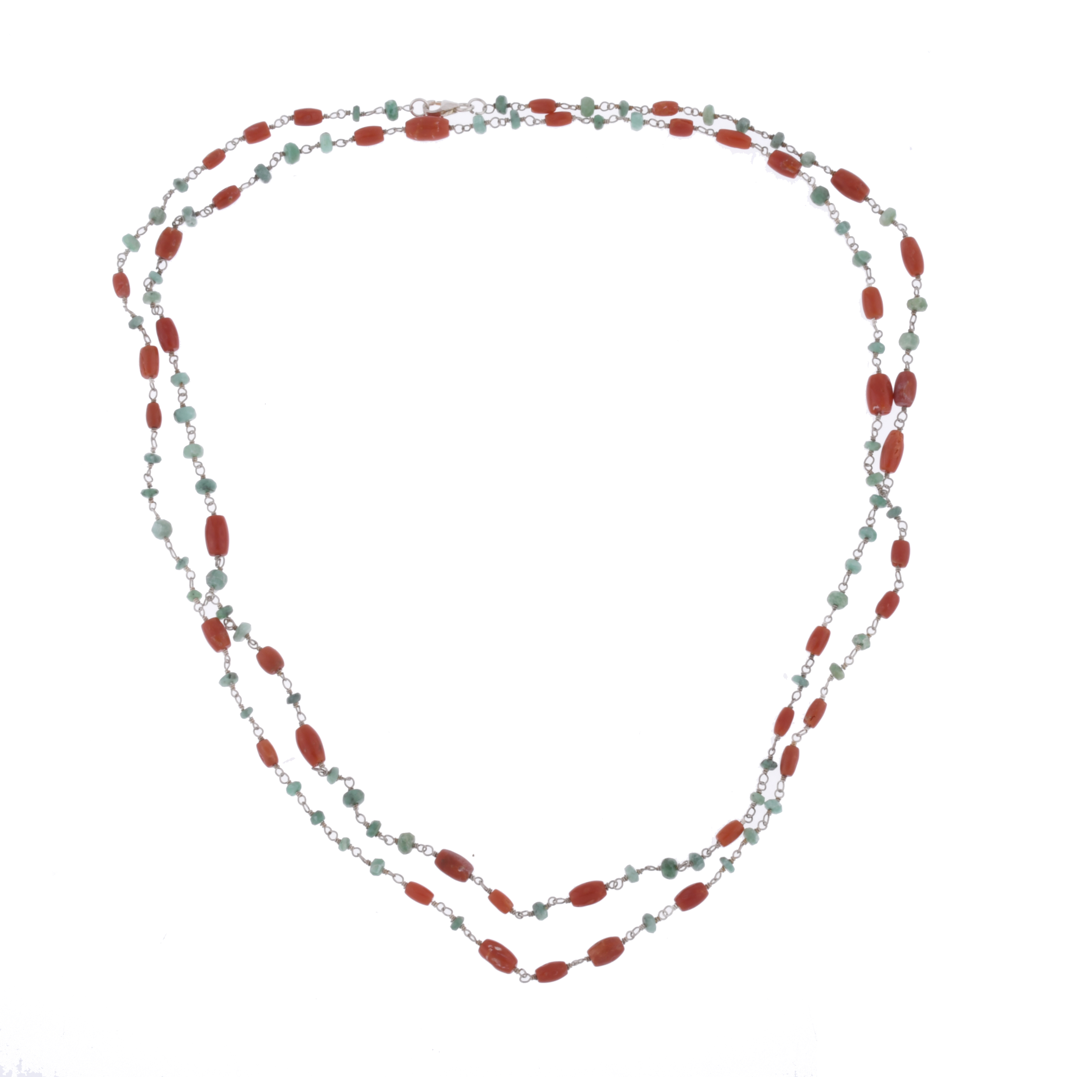 Collar largo con cuentas de esmeraldas y coral.