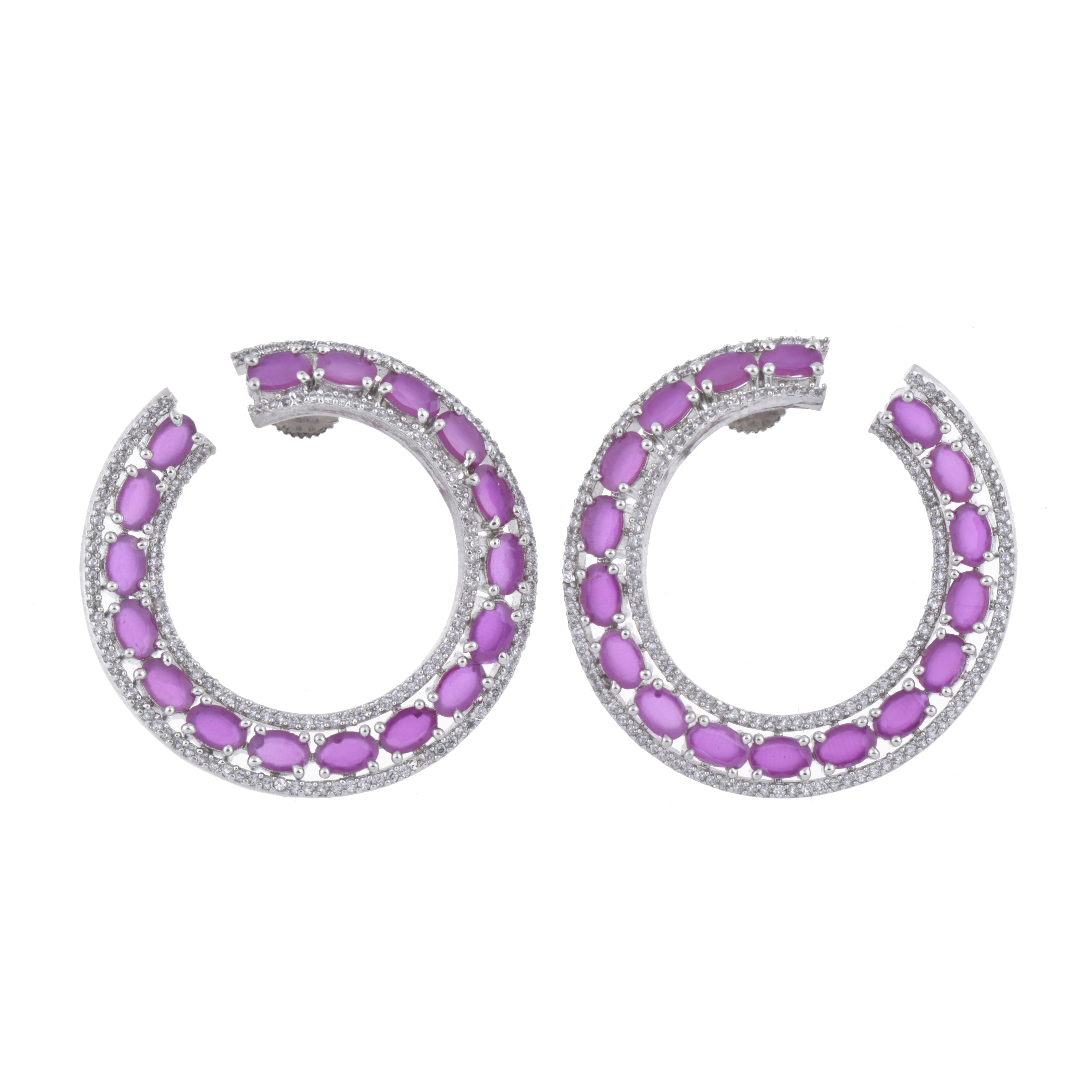 Pendientes en forma de aro con piedras sintéticas.