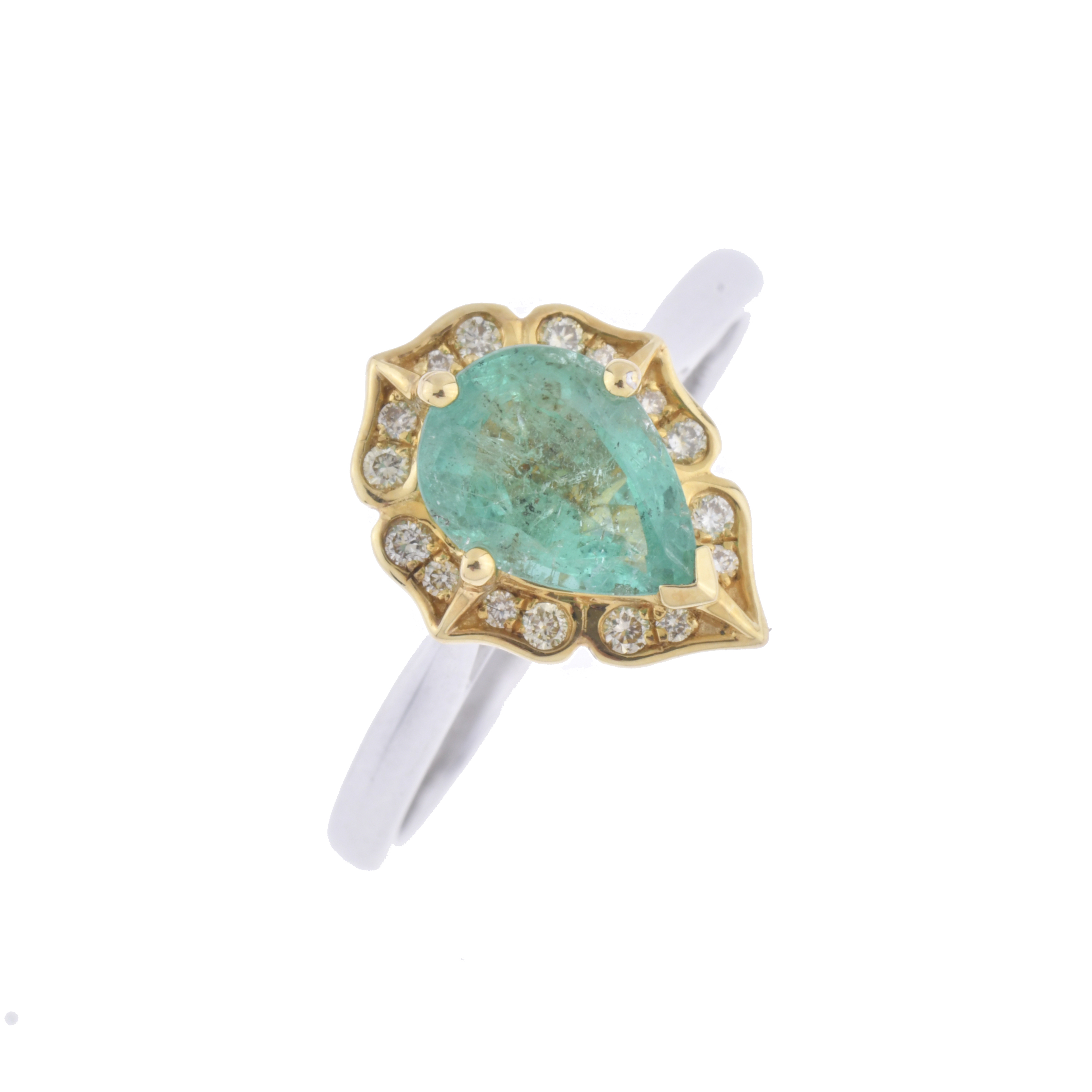 Anillo con esmeralda orlada con diamantes.