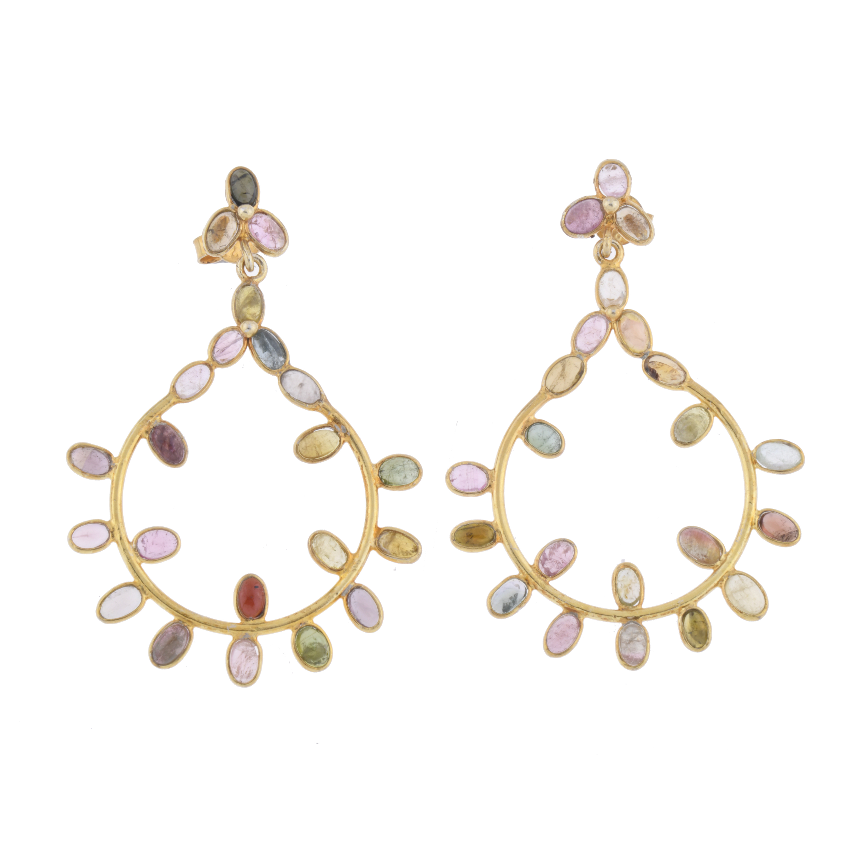 Pendientes con aros colgantes con turmalinas.