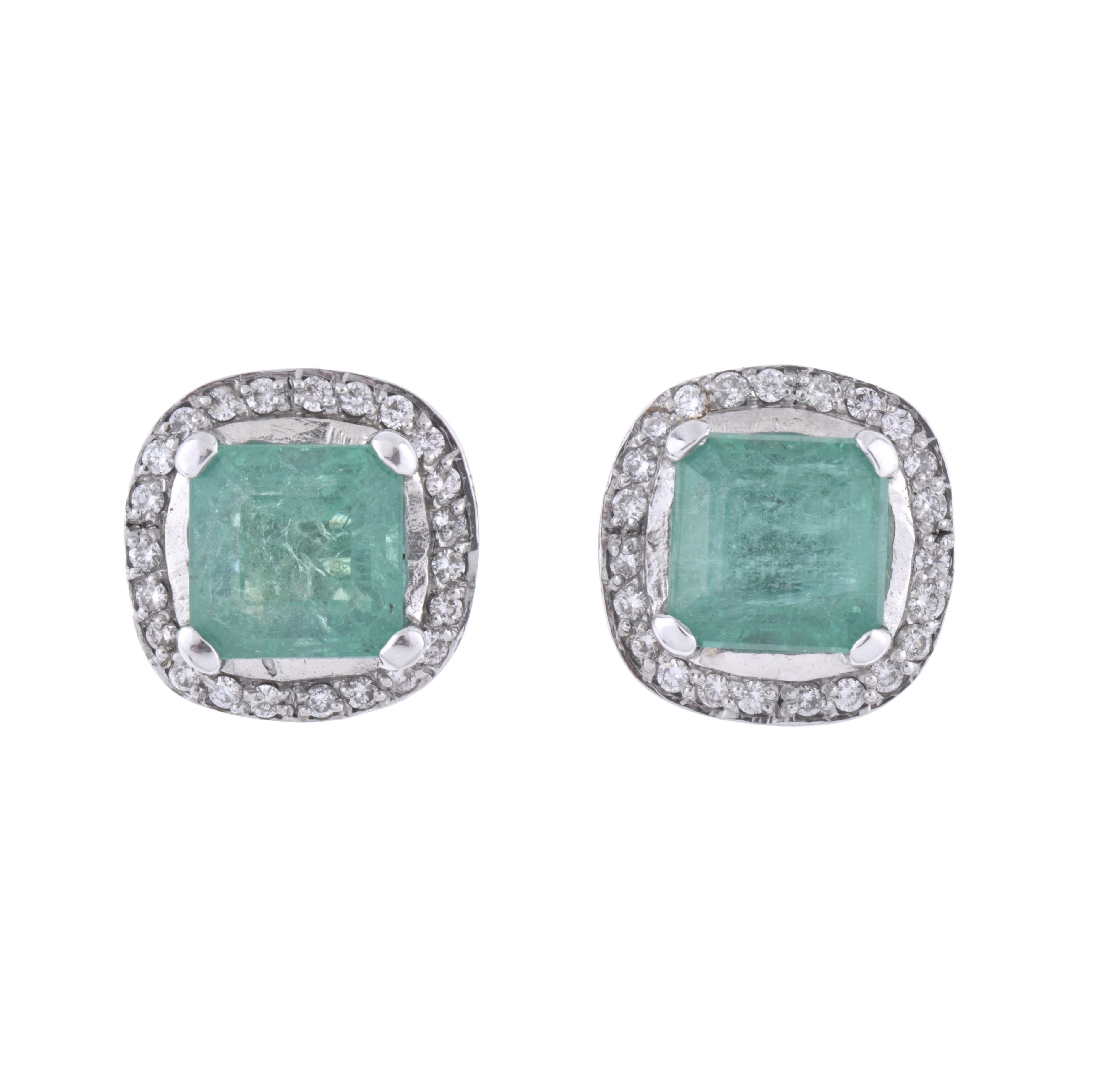 Pendientes de esmeraldas con rosetón de diamantes.