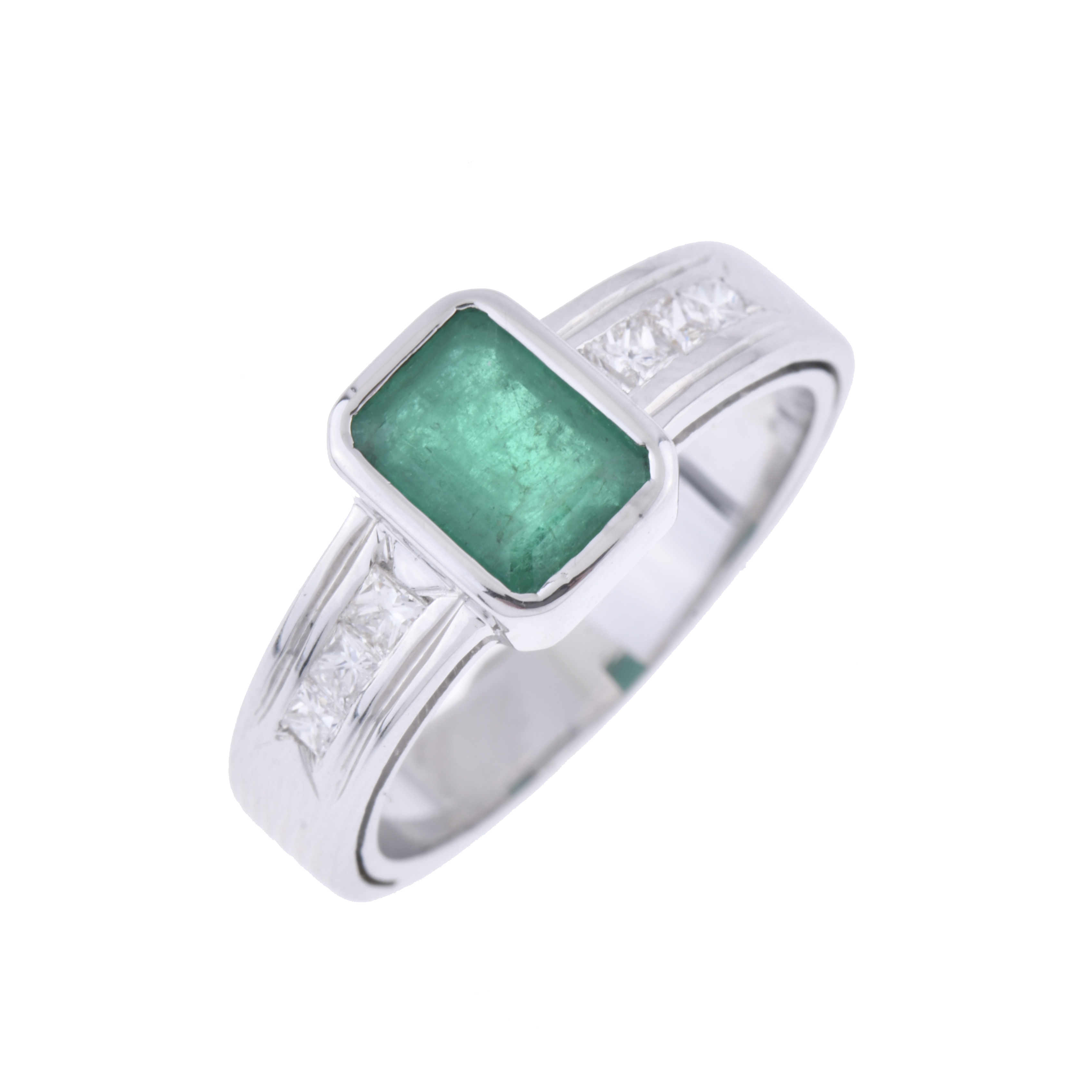 Anillo con esmeralda centrtal y diamantes.
