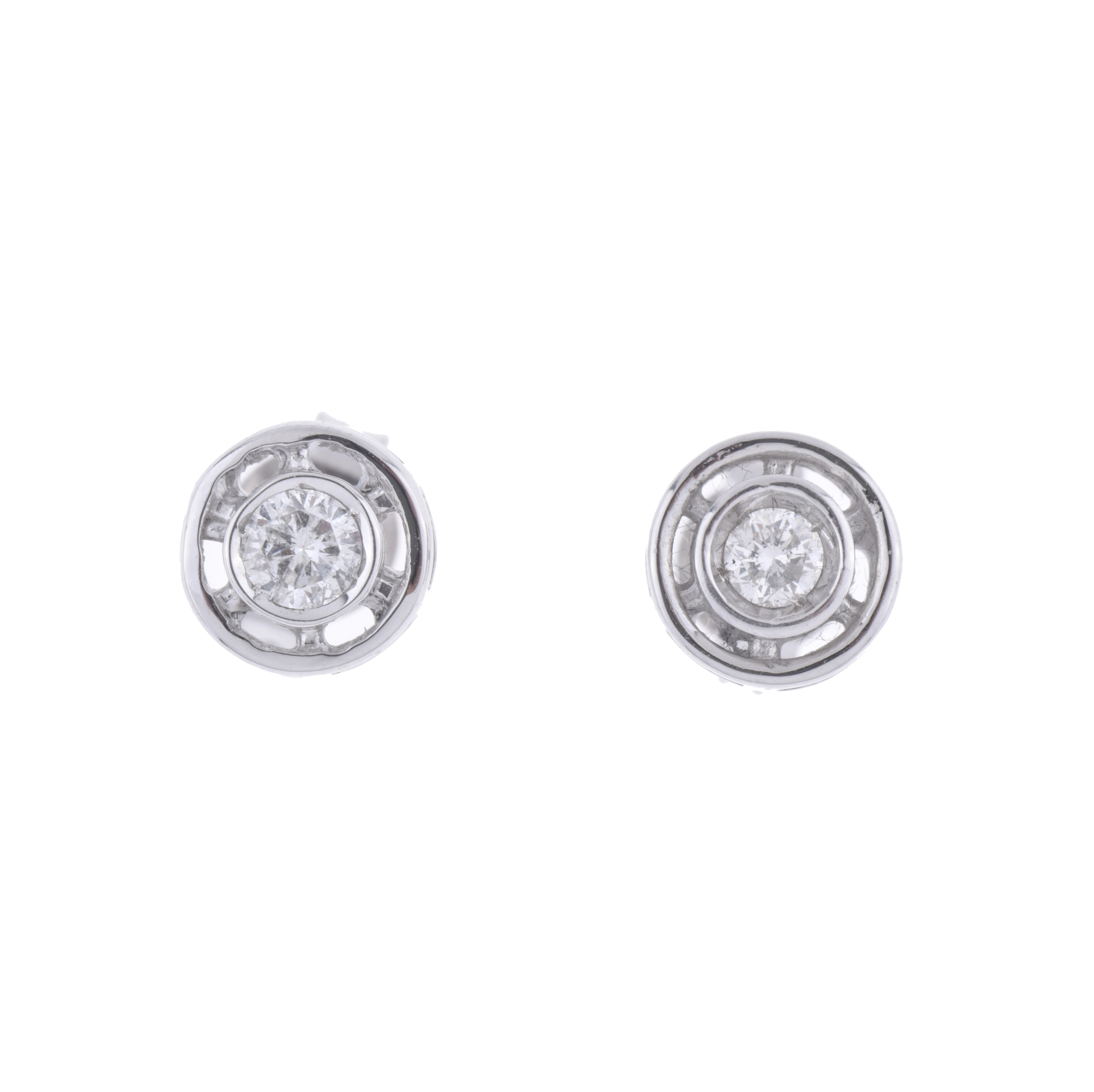 Pendientes con chatón de diamante.