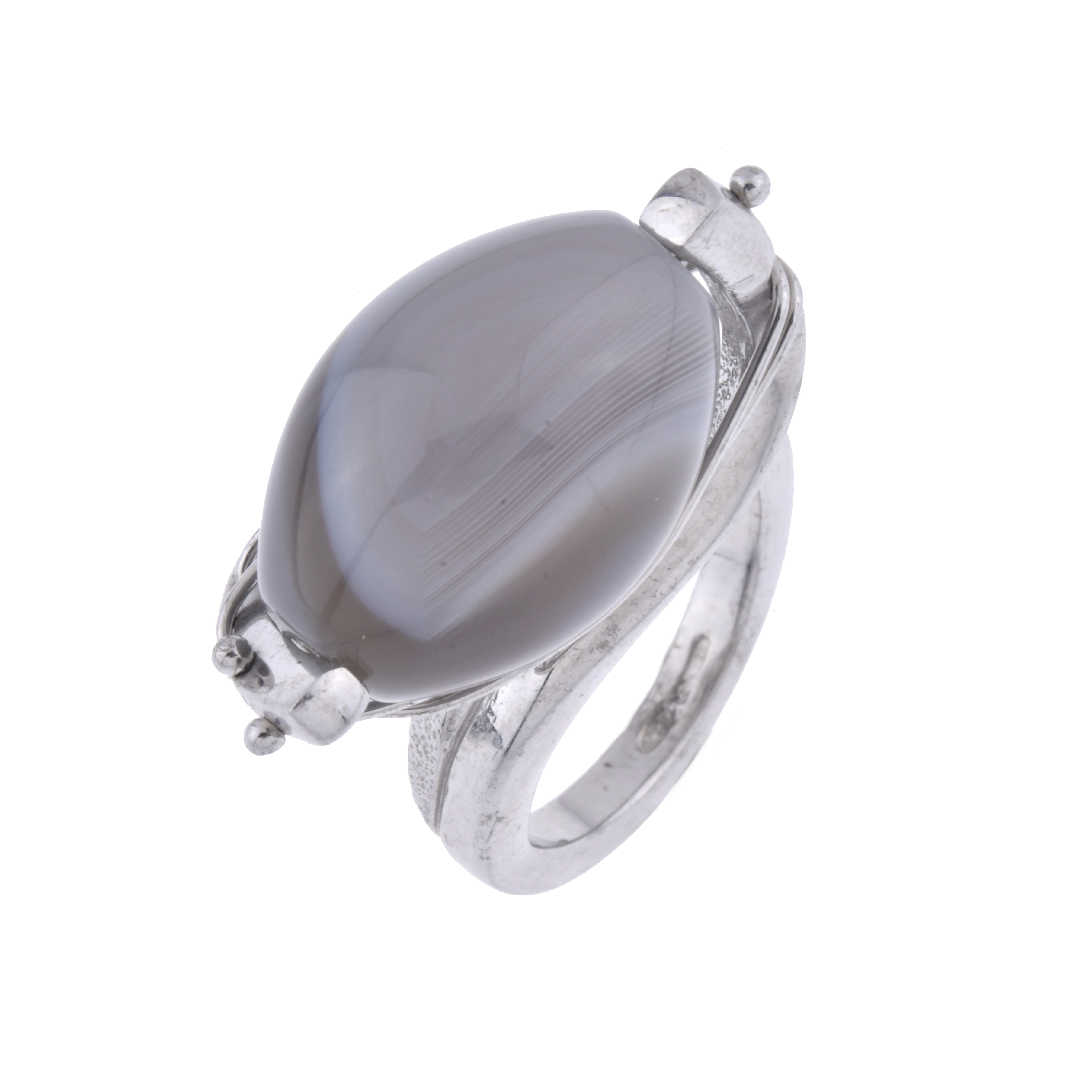 Anillo con probablemente ágata natural.