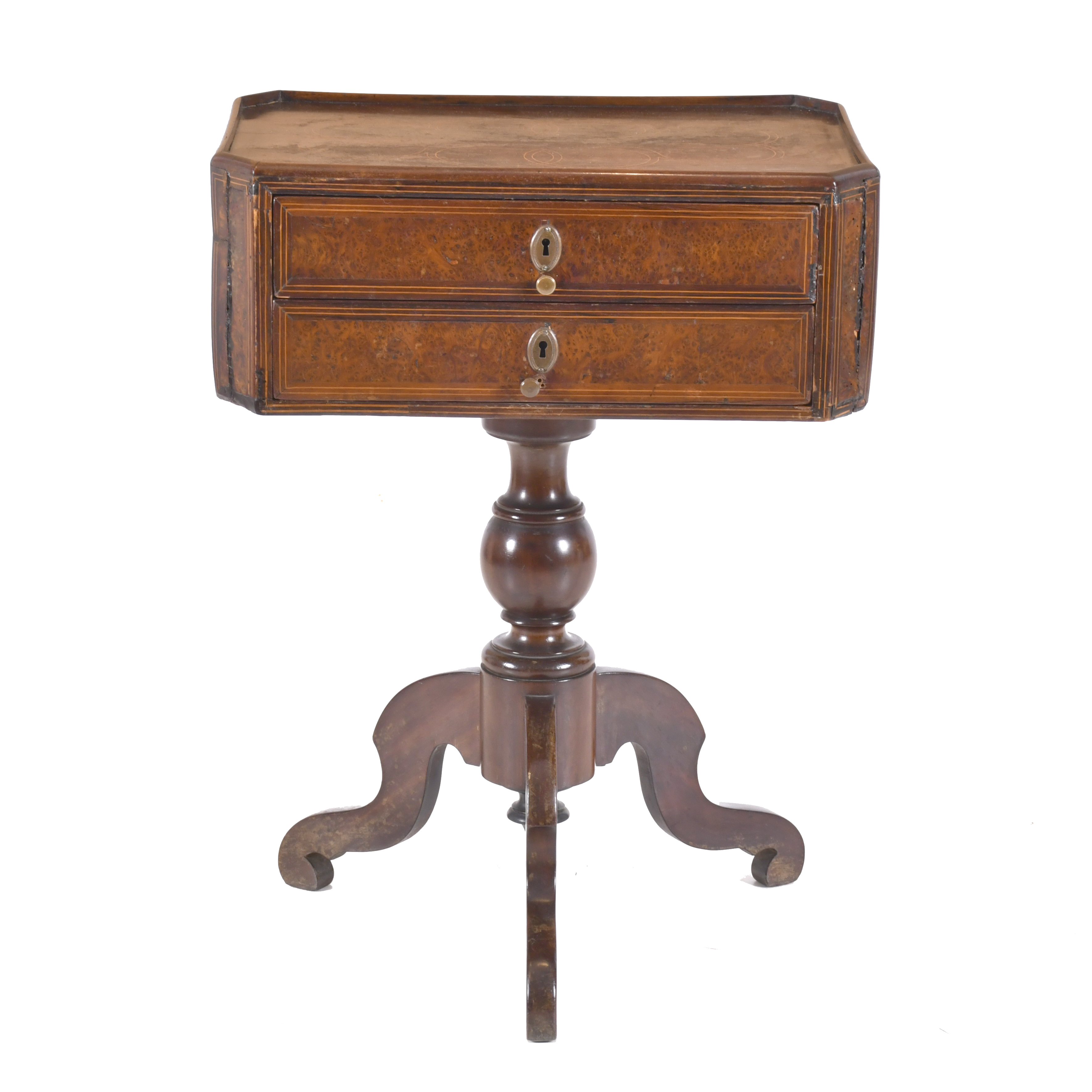 Mesa auxiliar de estilo Victoriano, siglo XX. 