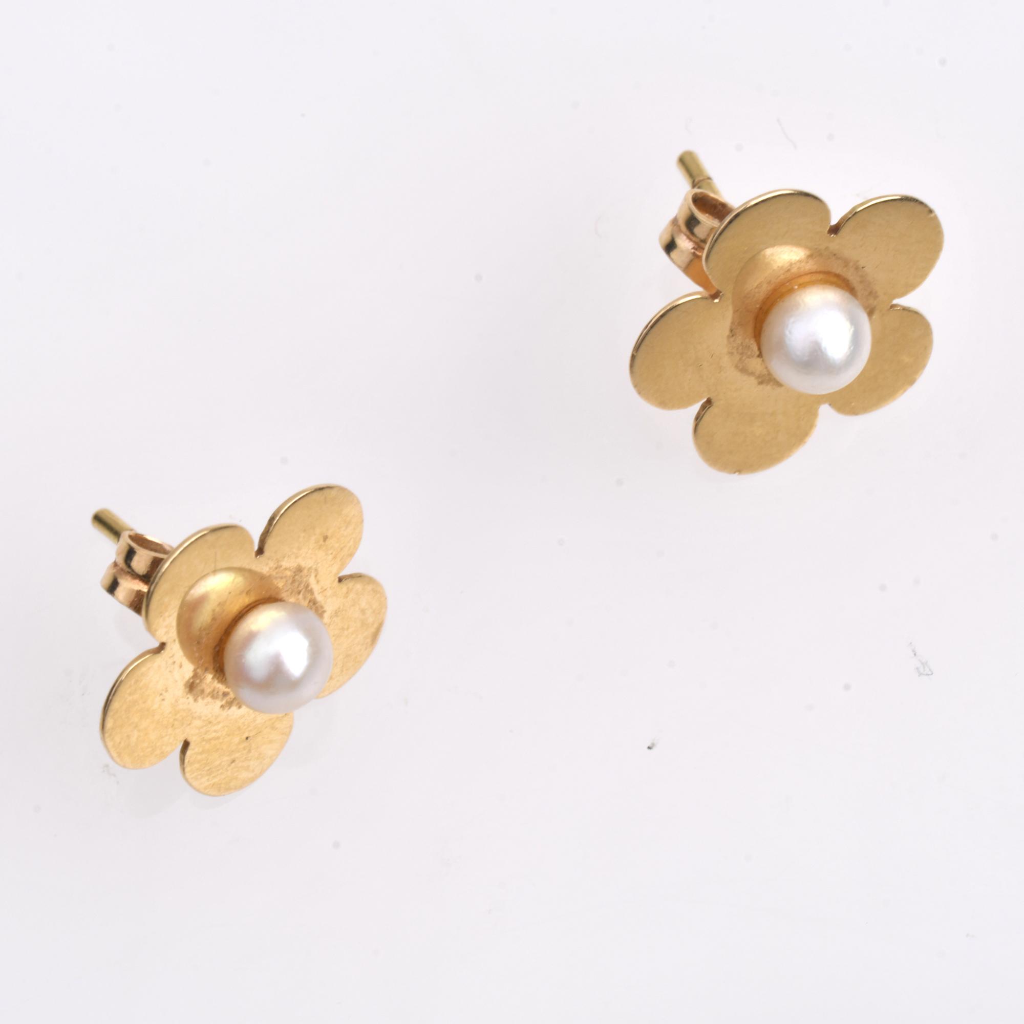 Flower-shaped earrings with pearl.