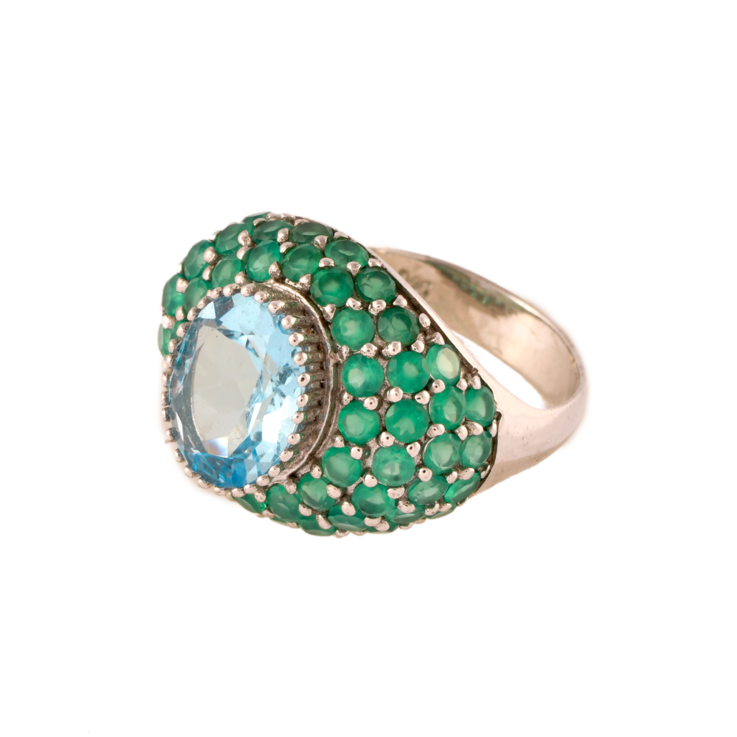 Anillo con símiles de esmeralda y aguamarina. 