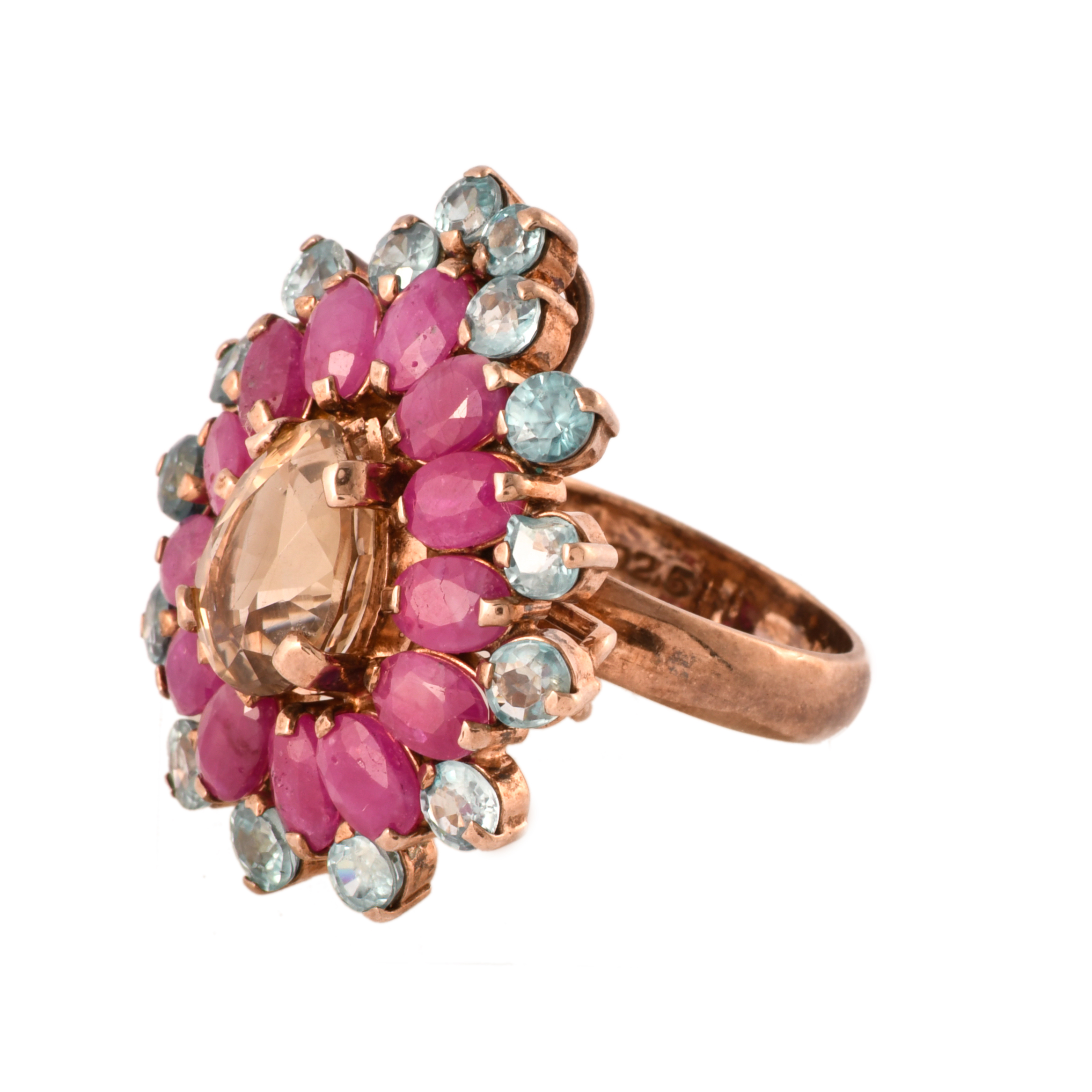 Anillo fantasía en forma de lágrima con pedrería.