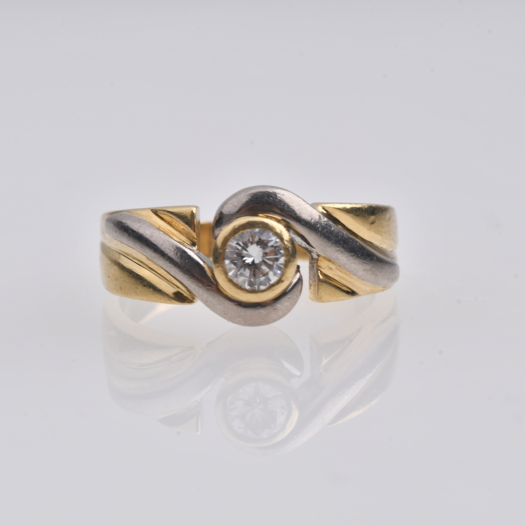 BICOLOUR SOLITAIRE RING.