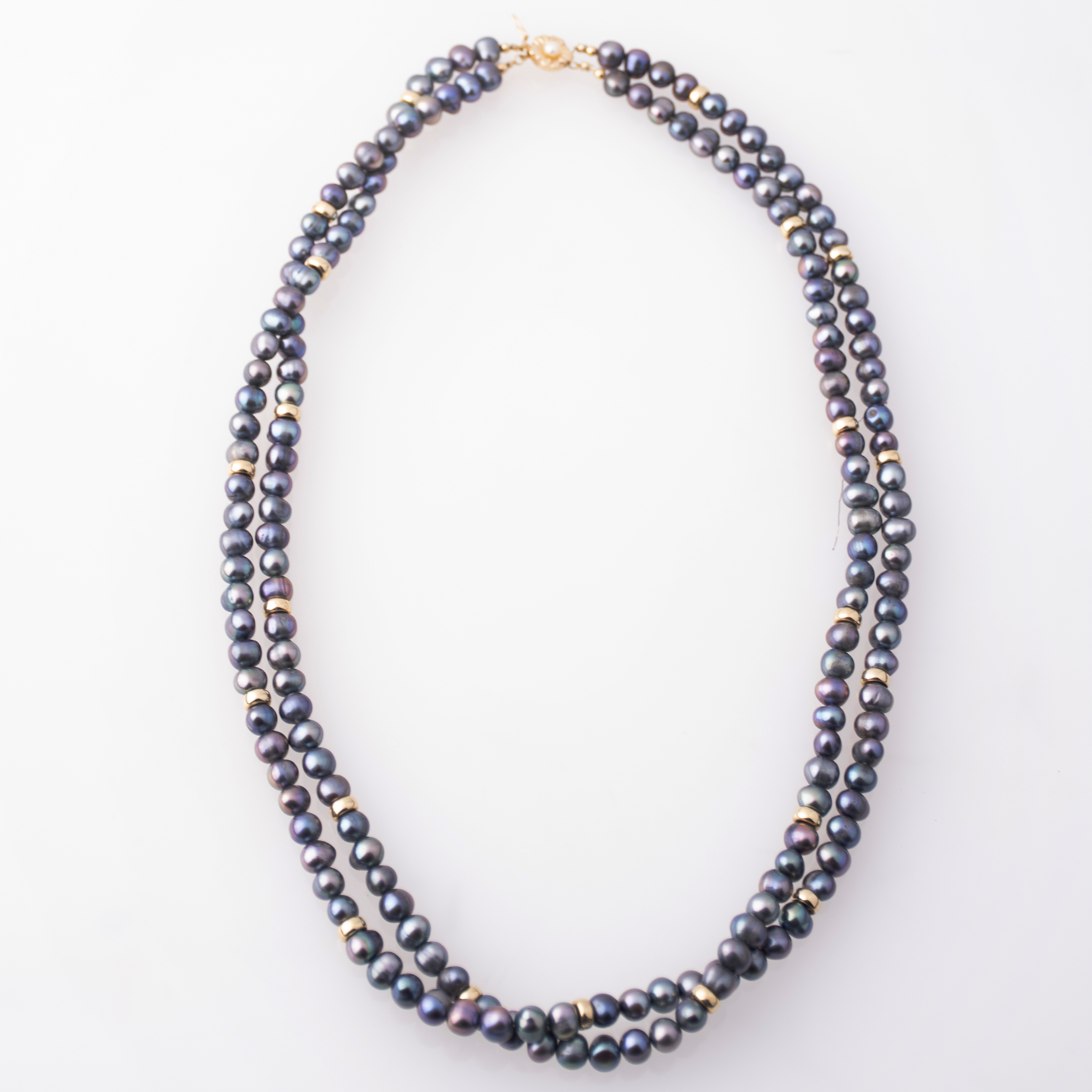 Two-strand coloured pearls necklace.
