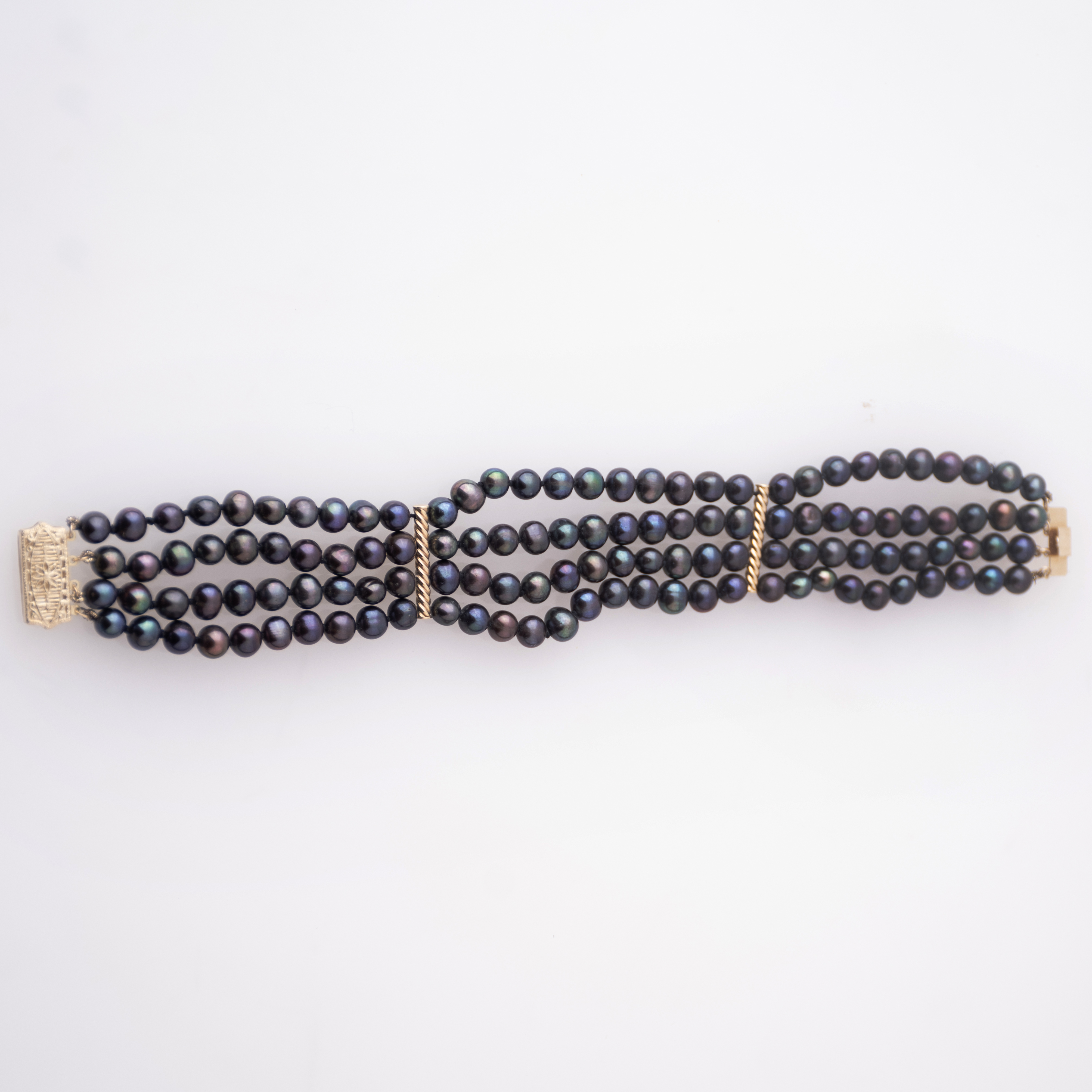 Three-strand coloured pearls bracelet.