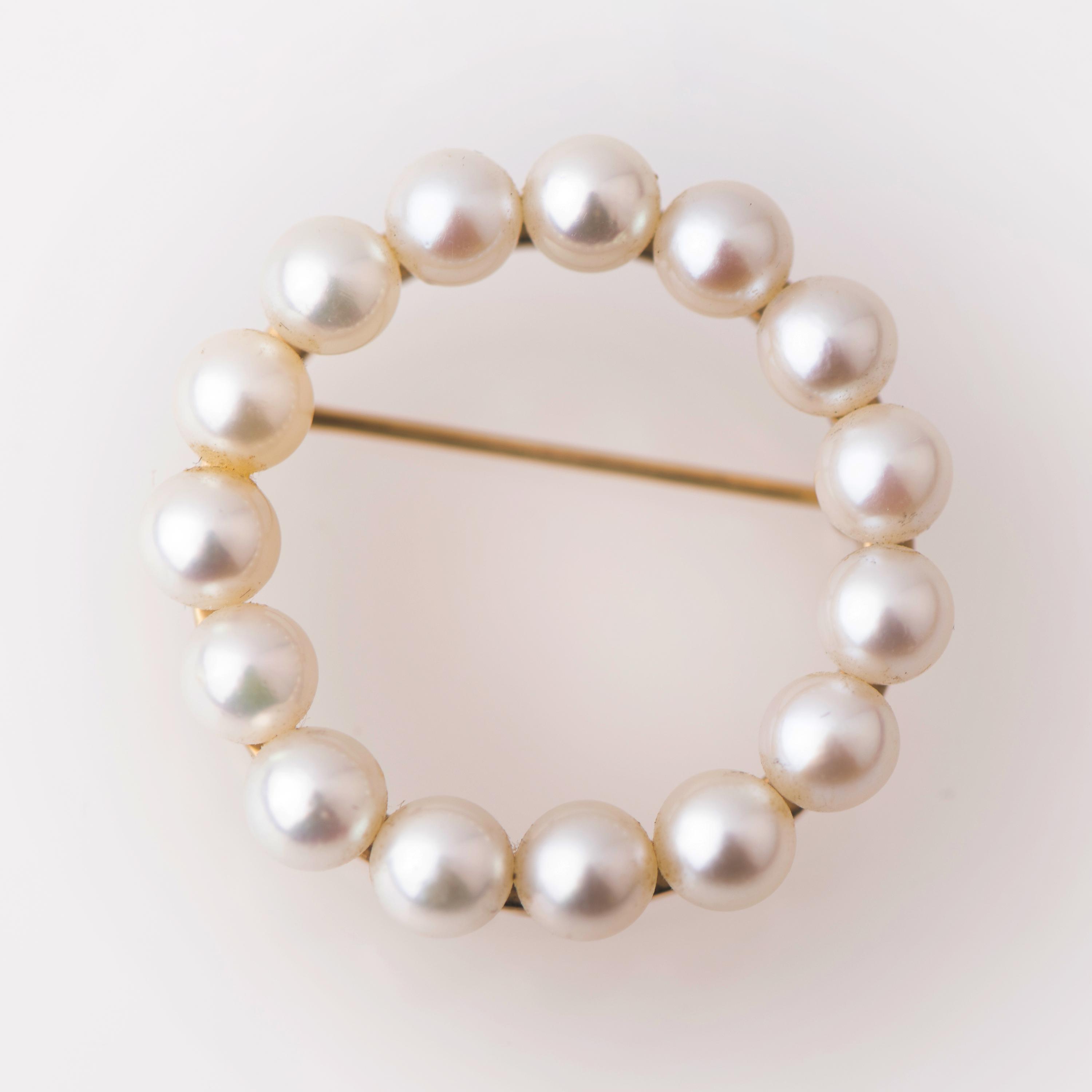 Round pearls brooch.