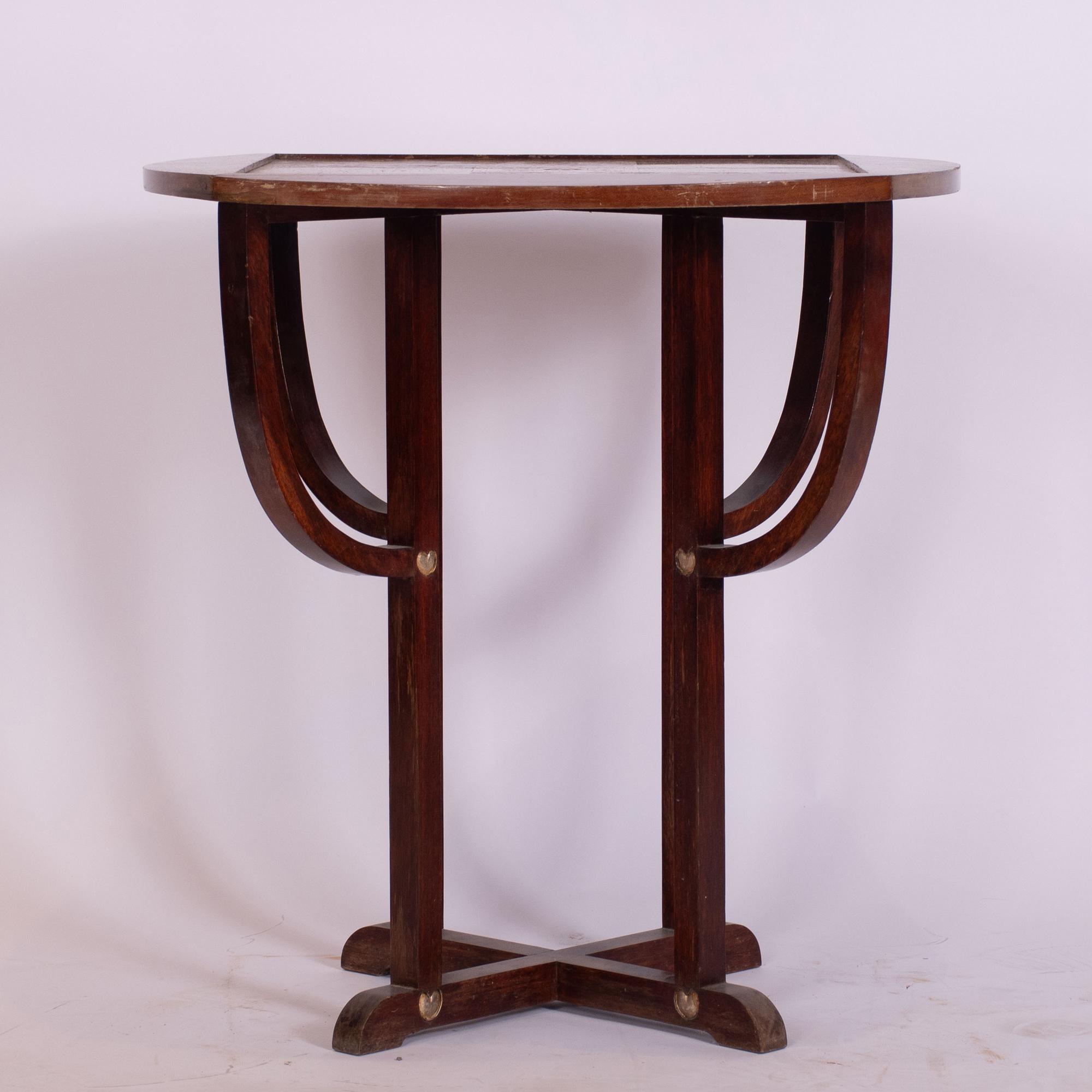 ATR. JOAN BUSQUETS I JANÉ (1874 - 1949). Mesa de centro. 