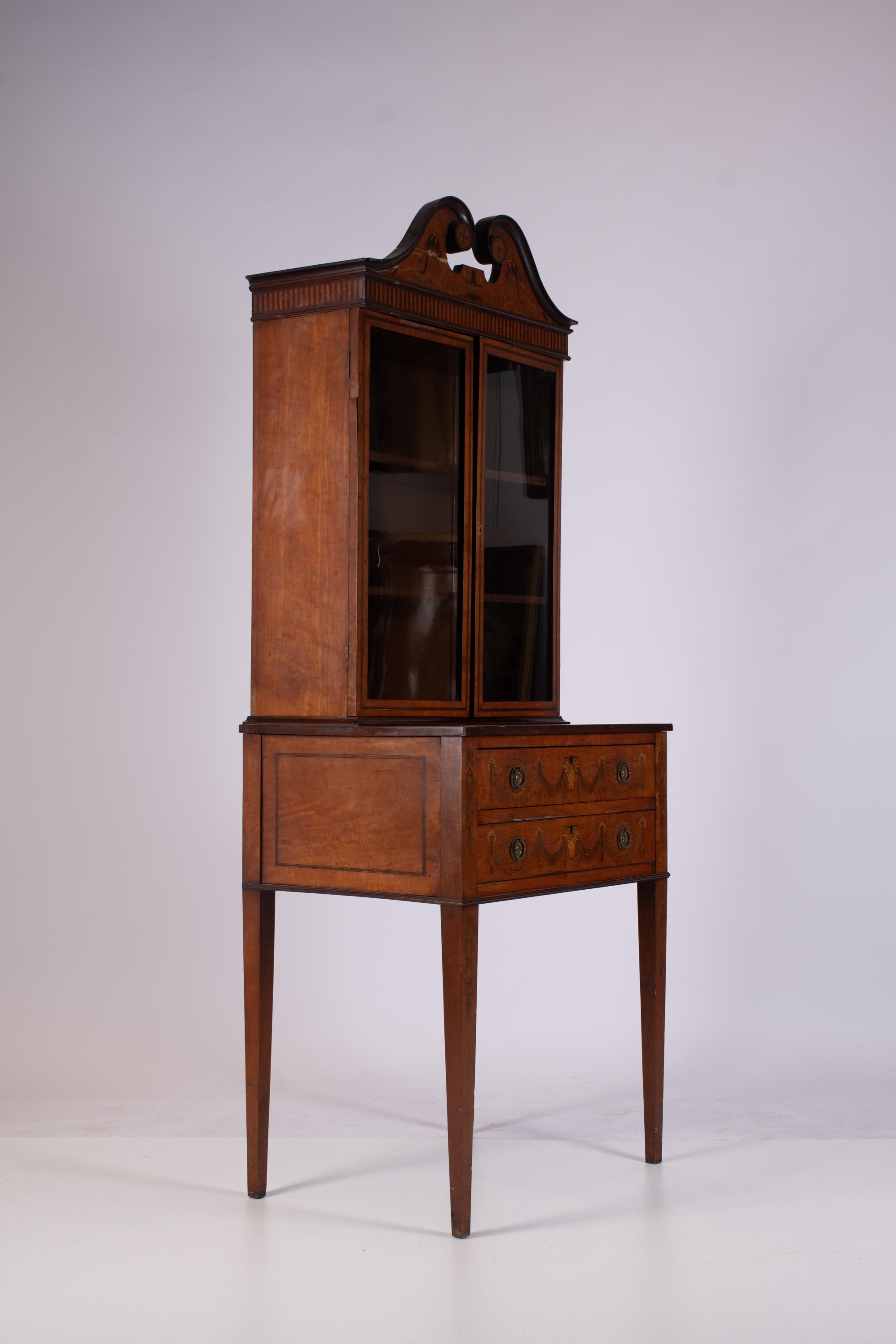 Mueble vitrina estilo George III, XIX.