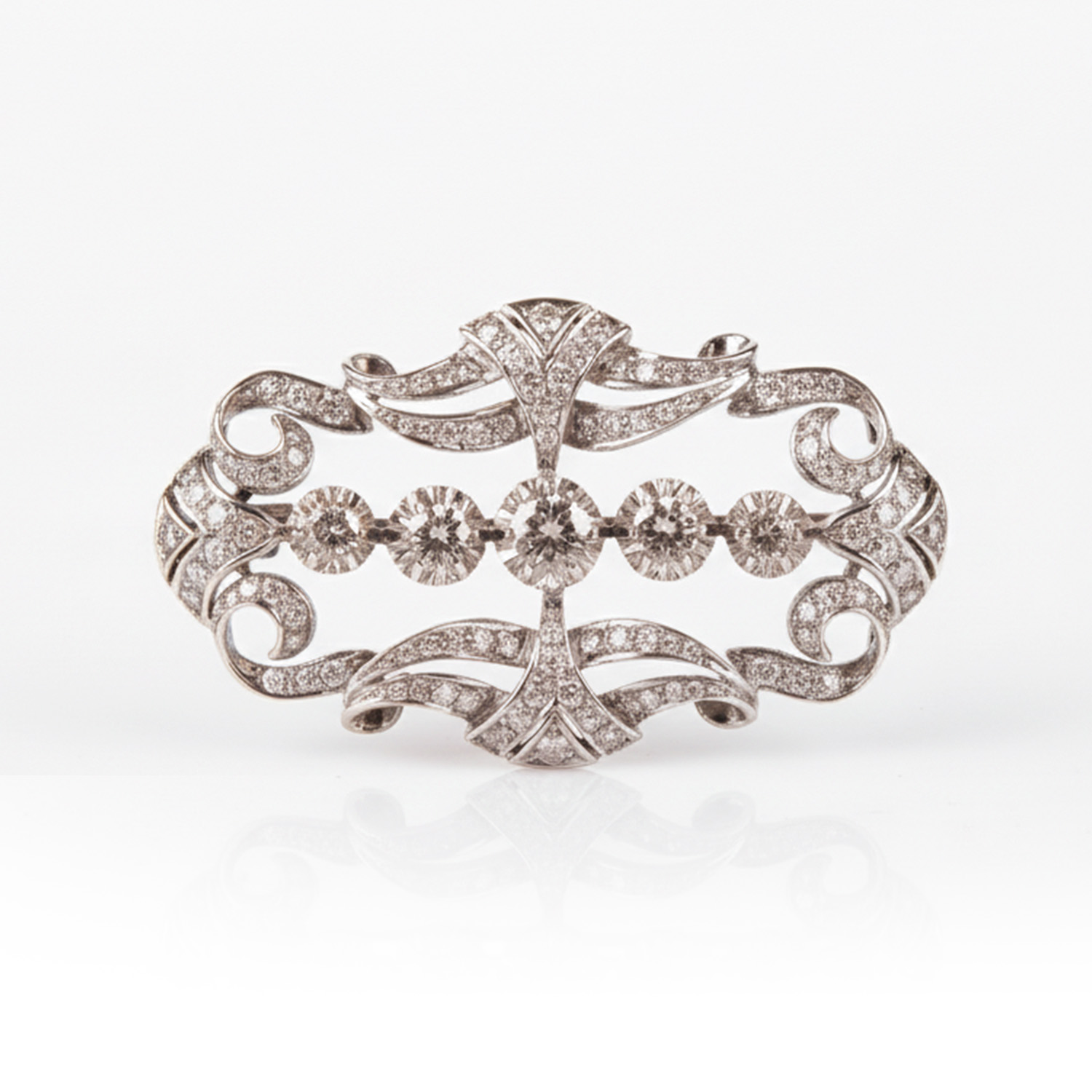 Art Déco style diamonds brooch.