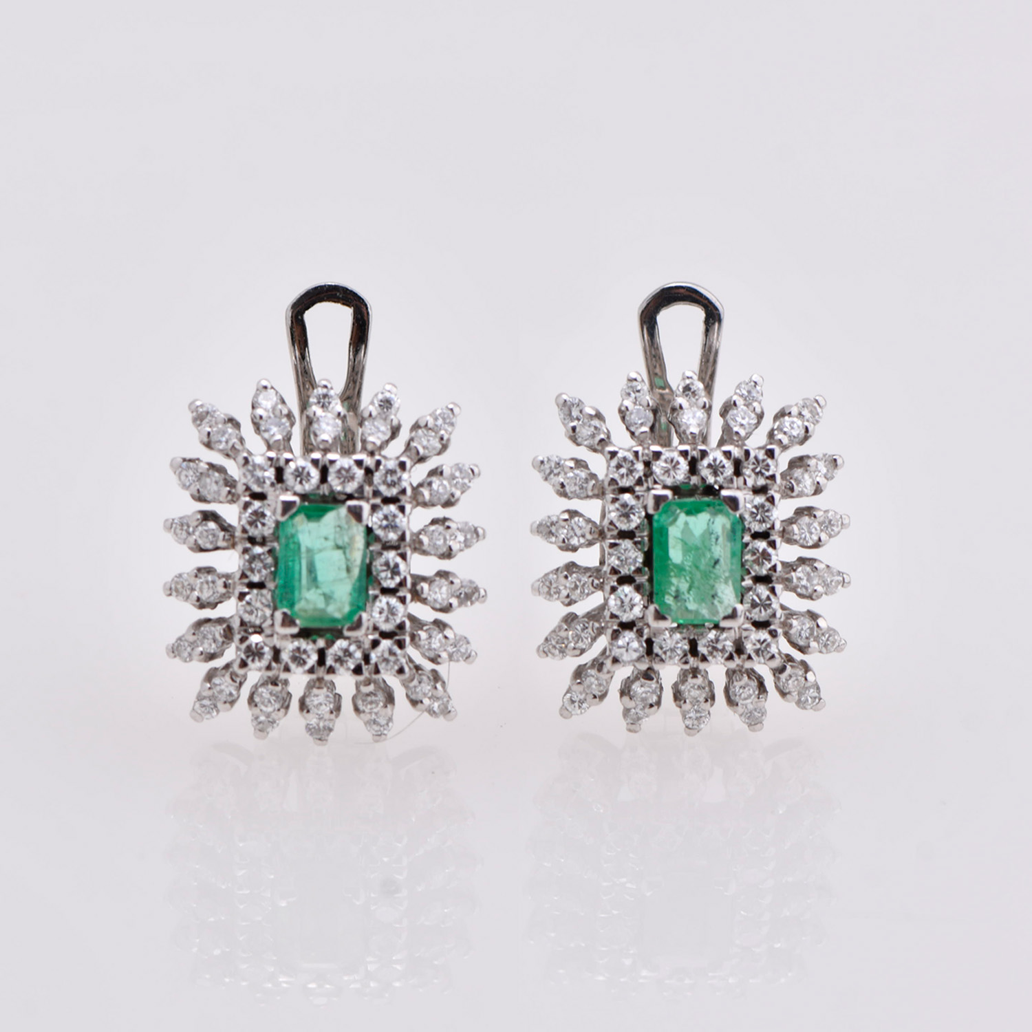 1970&#39;s earrings with emerald and diamonds rosette.