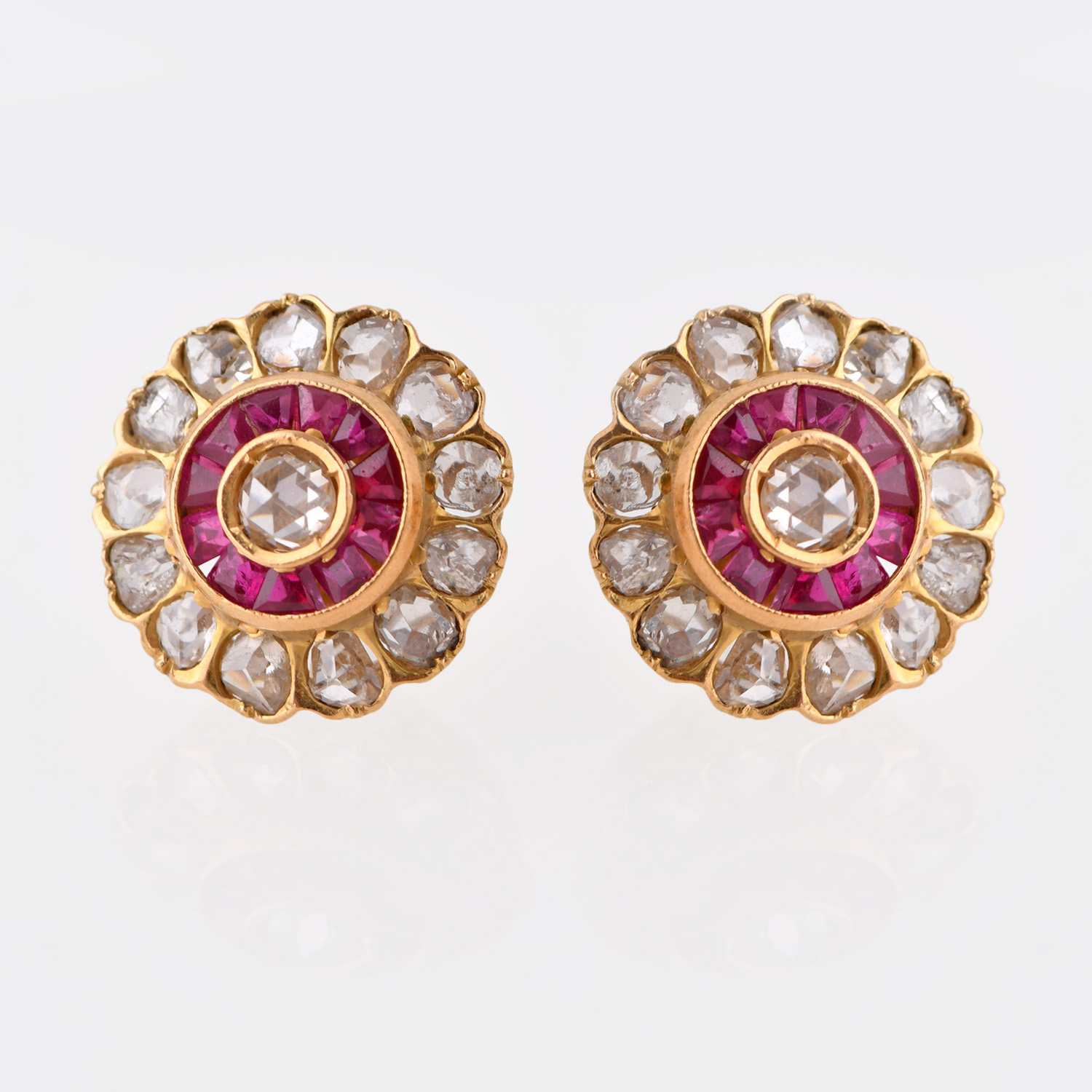 Pendientes estilo art déco con diamantes y rubíes.