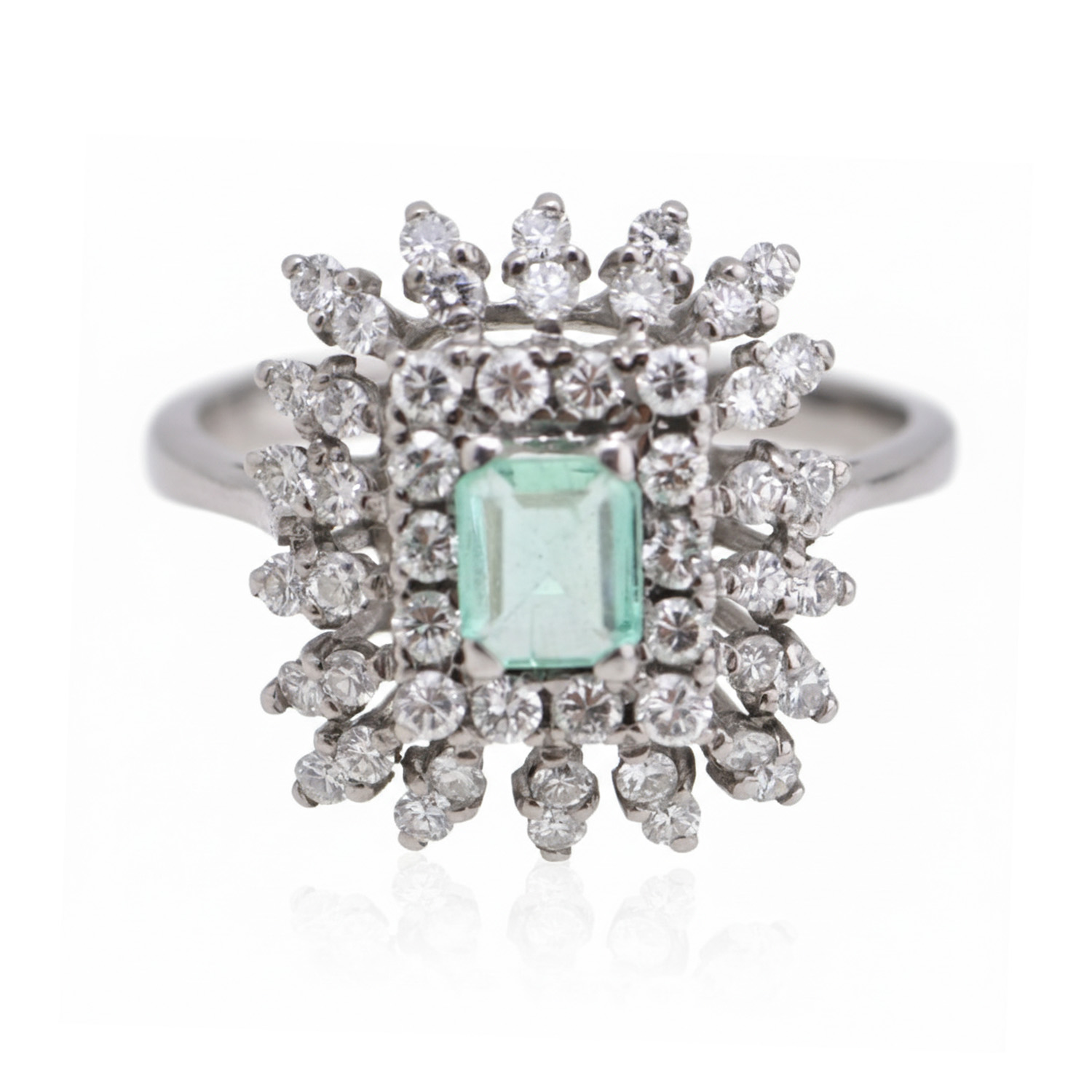 1970&#39;s ring with emerald and diamonds rosette.