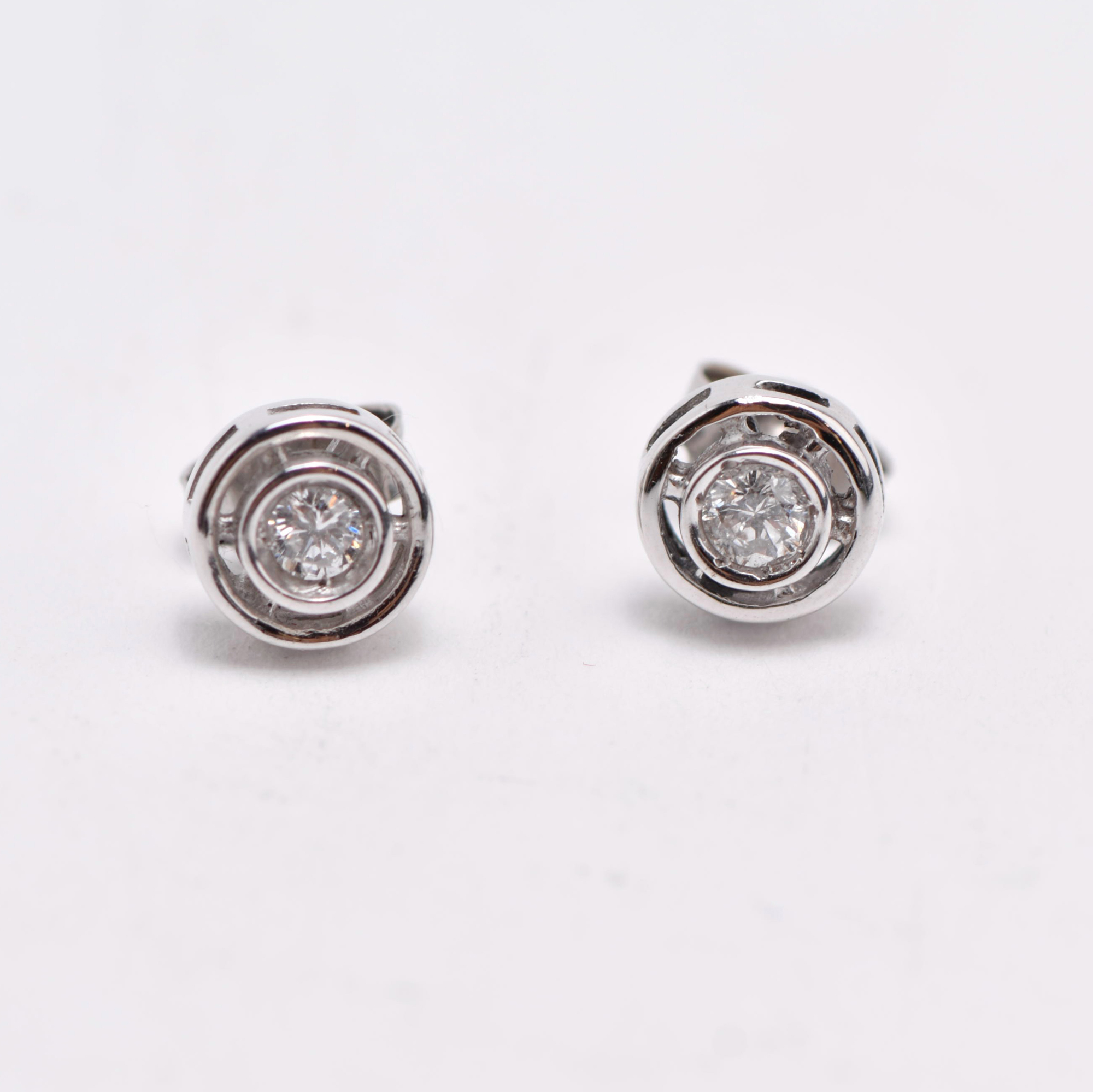 Earrings with diamonds setting.