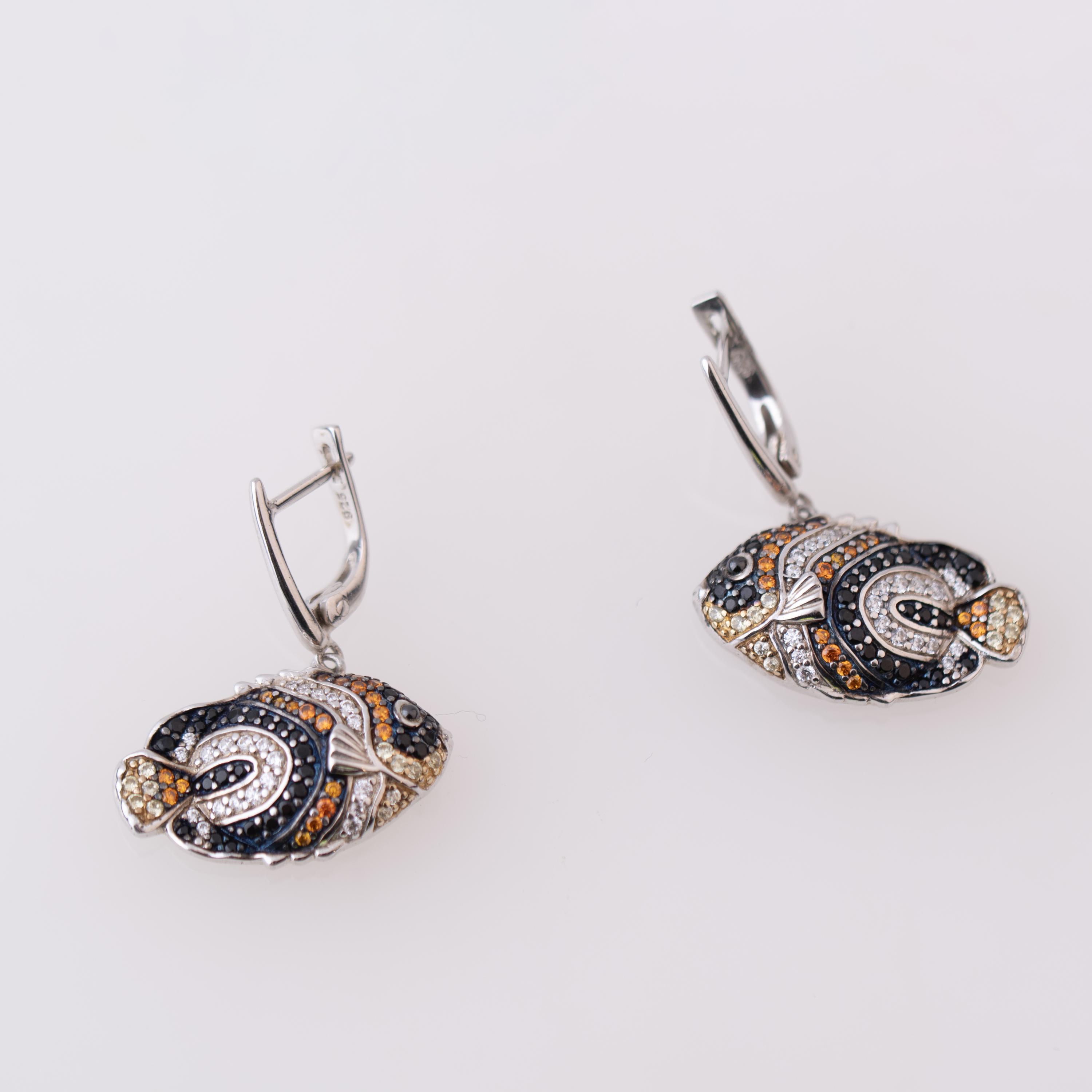 Fish-shaped pendant earrings.