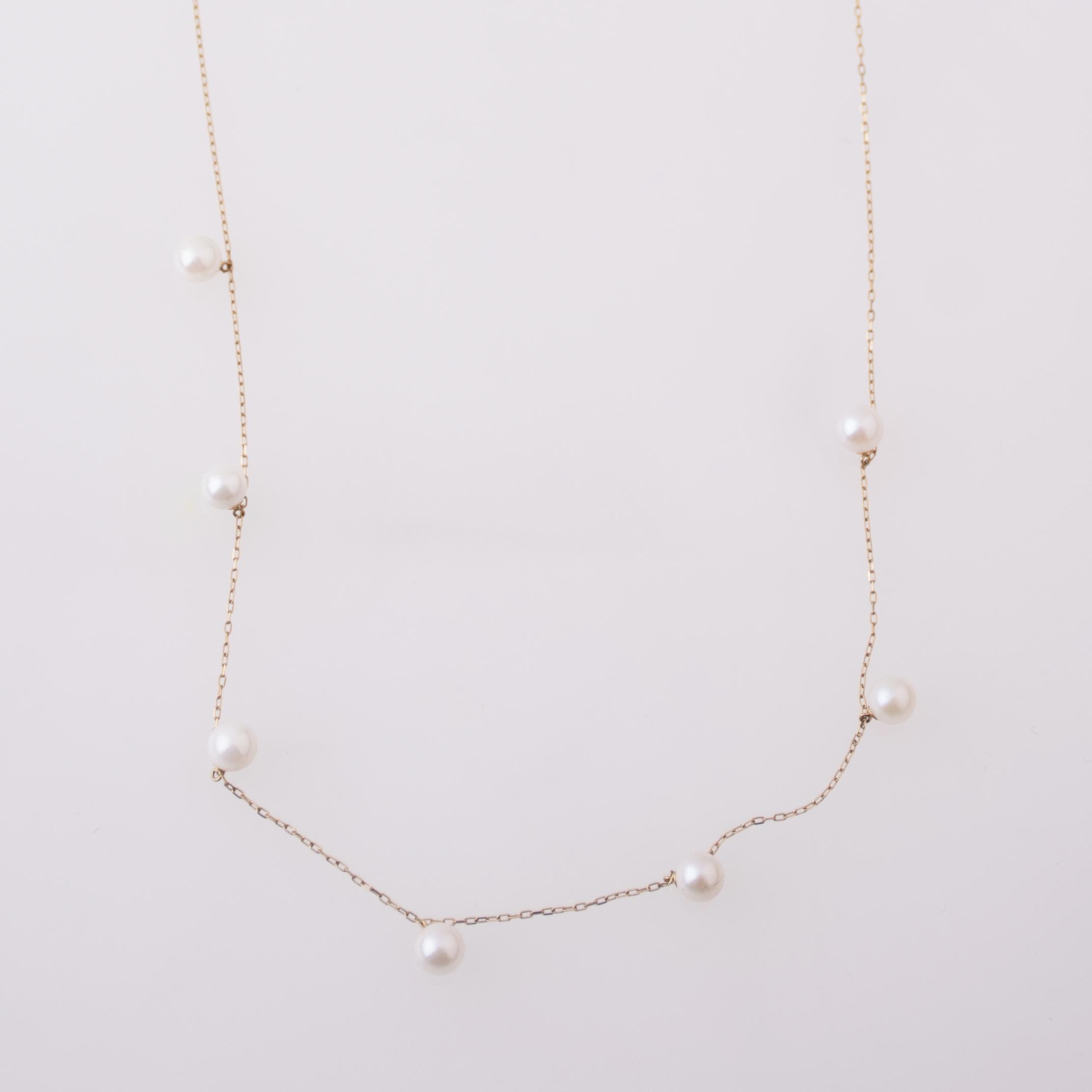 Pearls choker.