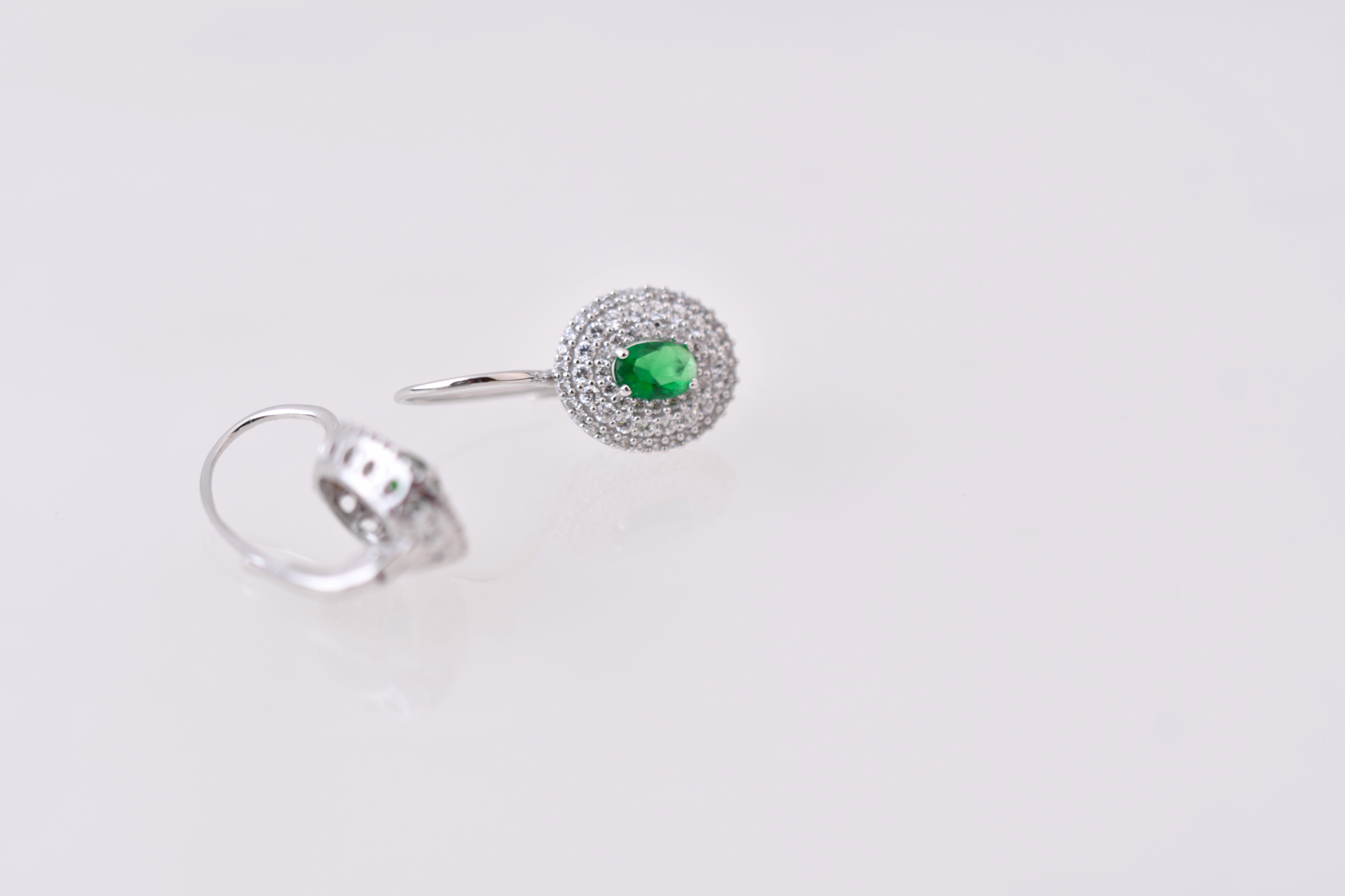 Rosette earrings with emerald