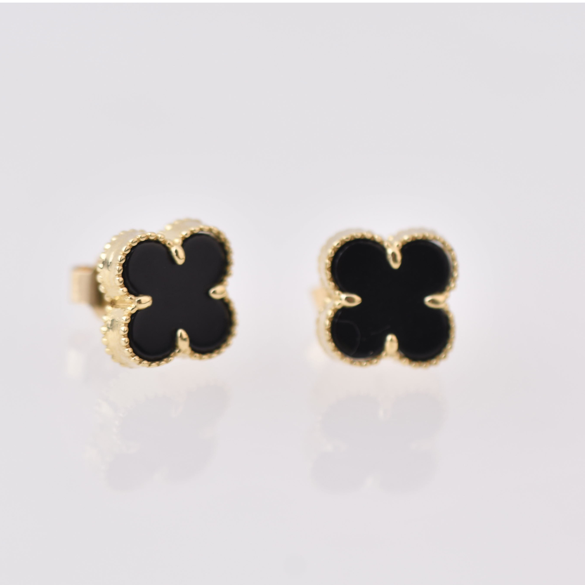 Clover-shaped earrings