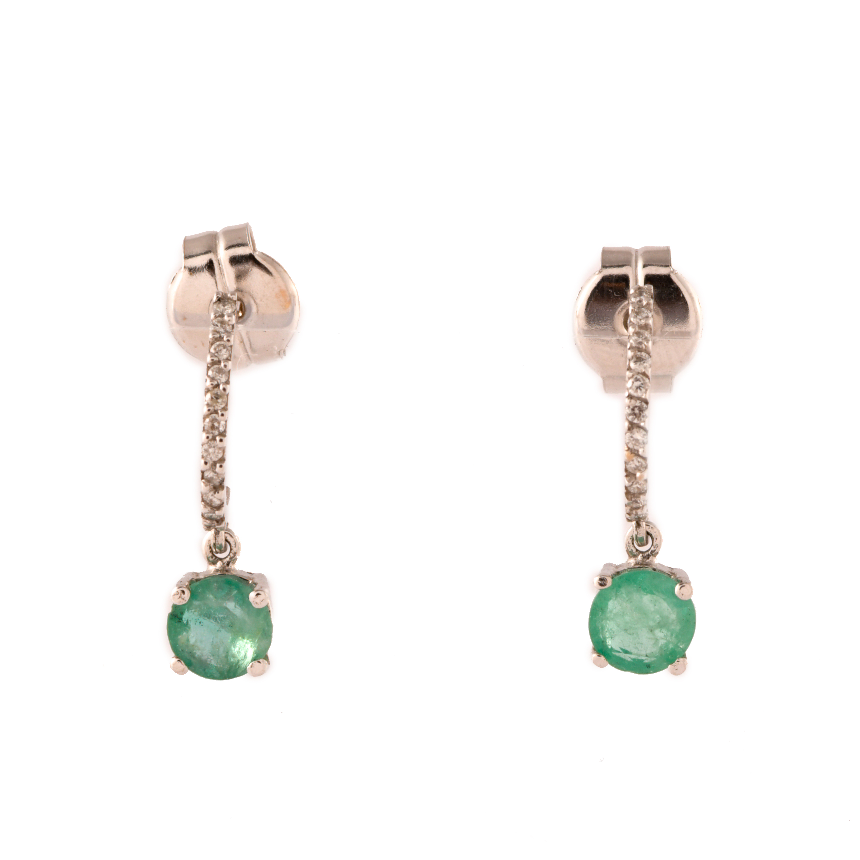 Pendientes colgantes largos con esmeraldas.