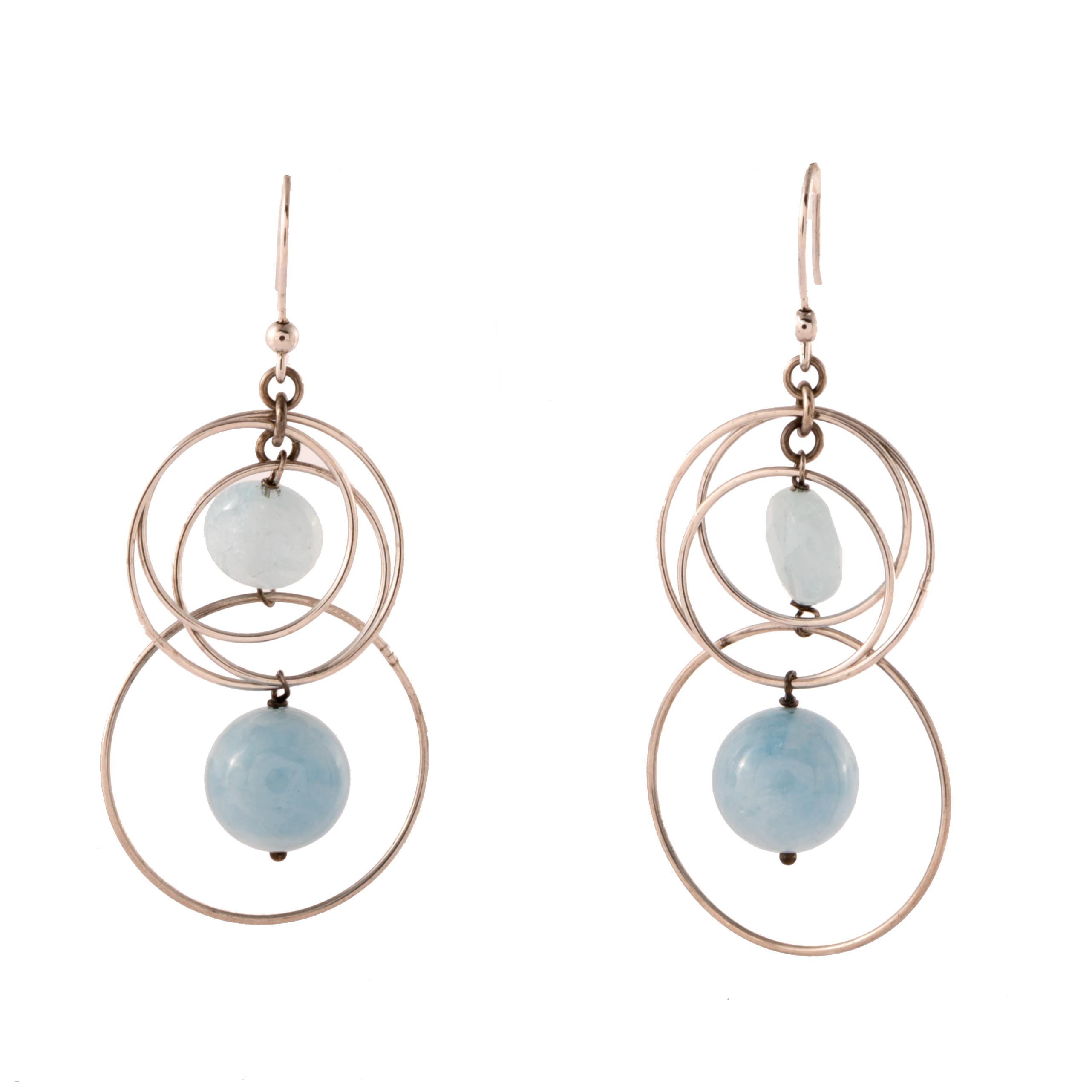 Pendientes con aros colgantes con aguamarinas.