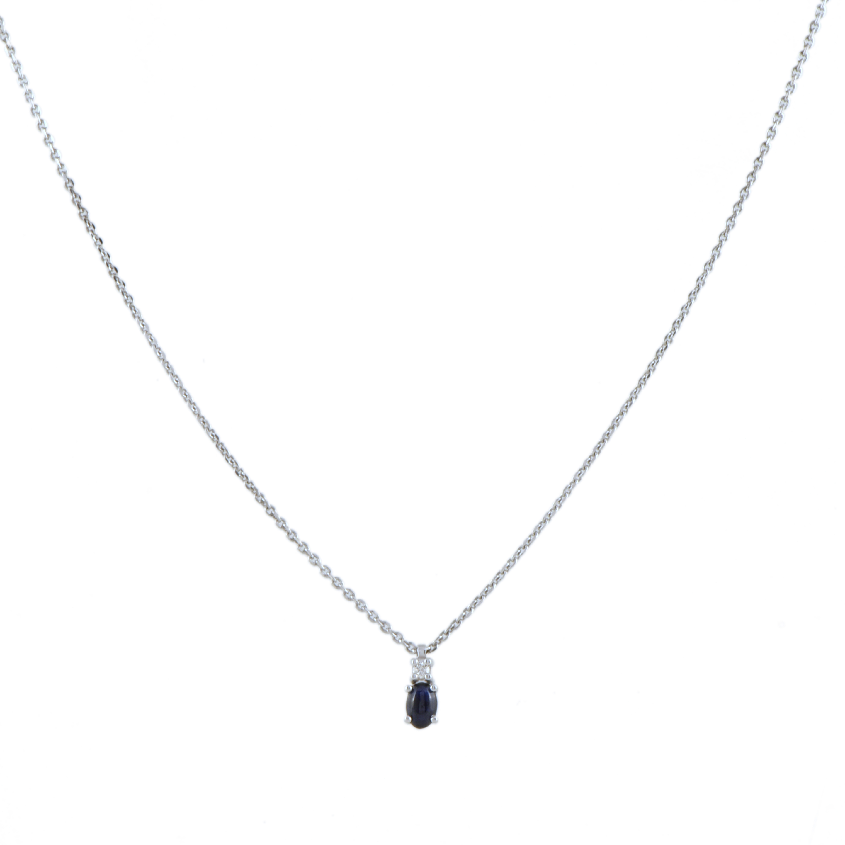 Collar con colgante de diamante y zafiro.