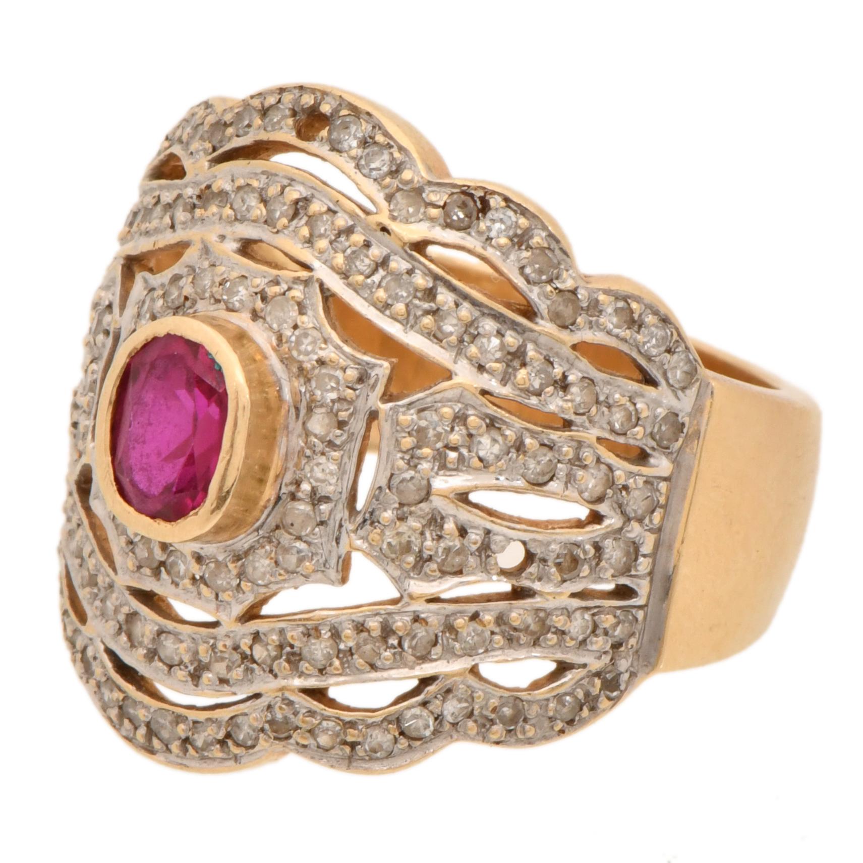 Anillo estilo art déco con rubí central y diamantes.