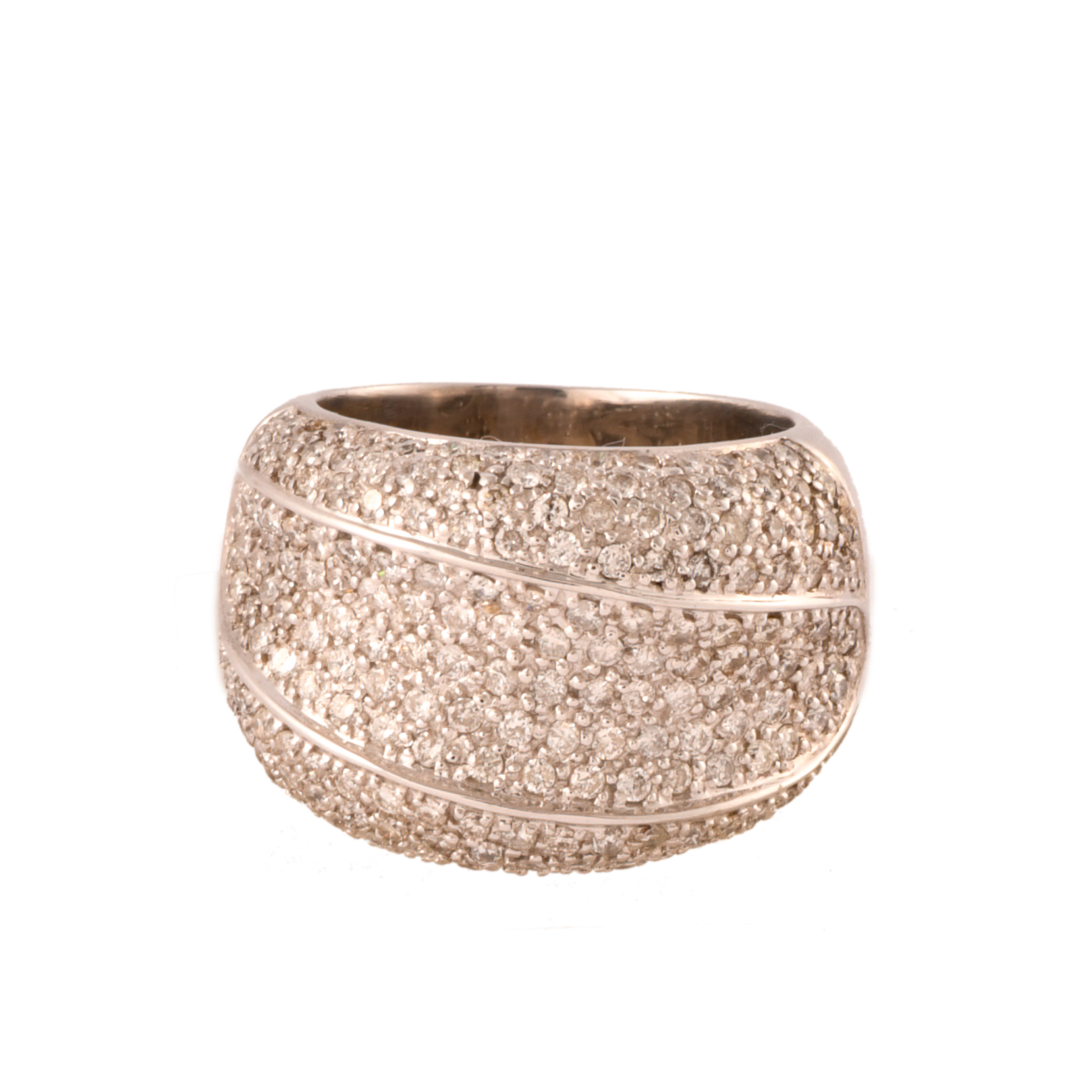 Anillo ancho con pavé con diamantes.