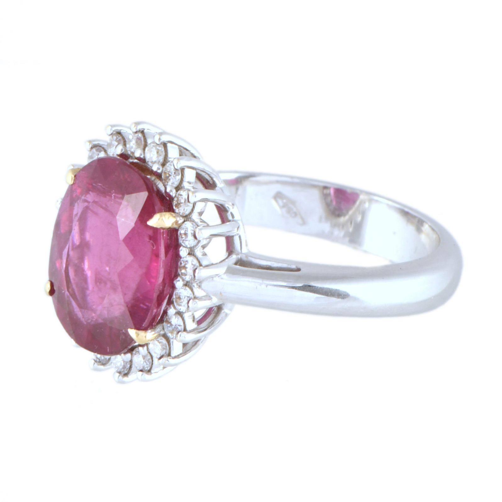 Anillo con gran rubelita central y rosetón de diamantes.