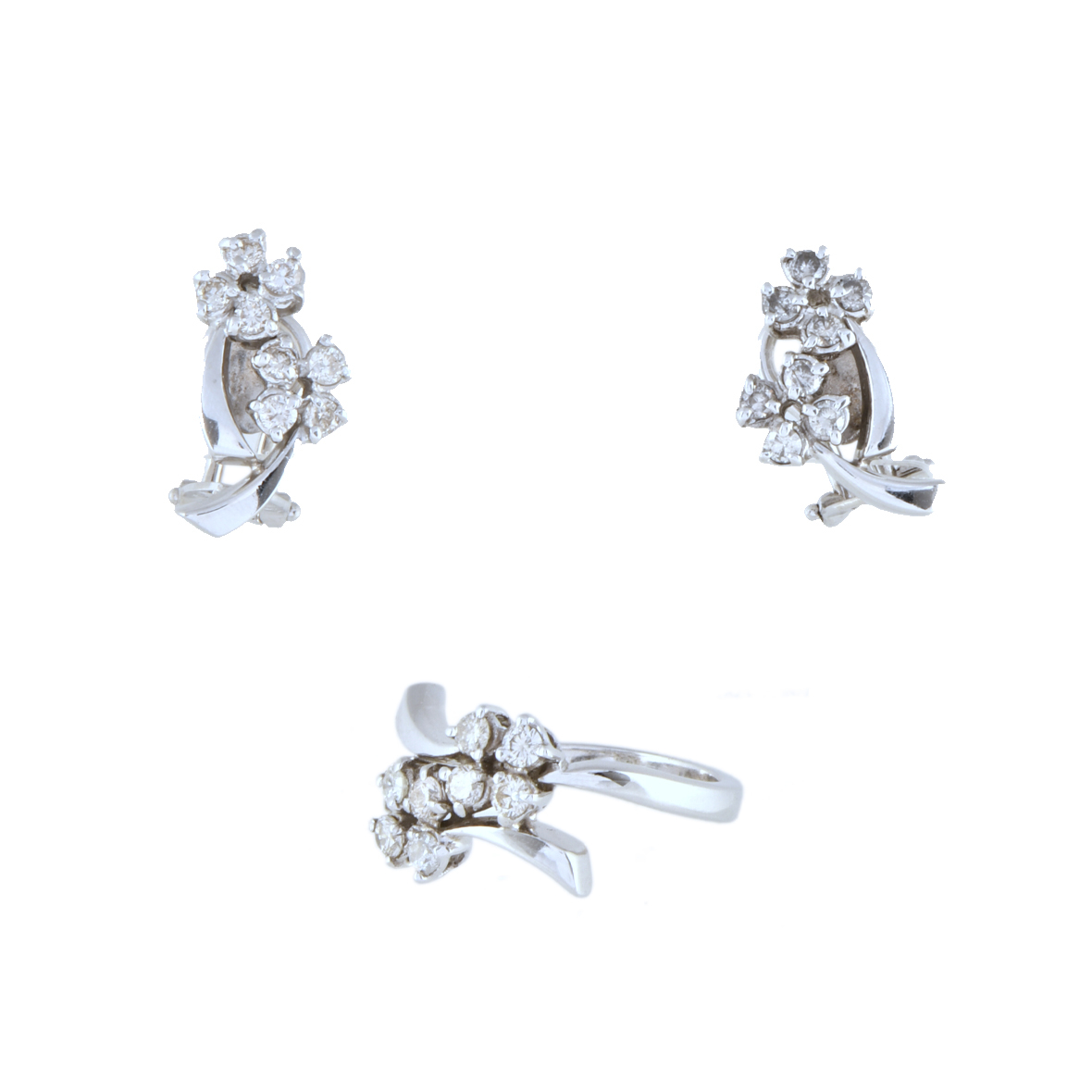 Conjunto de pendientes y anillo en forma floral de los años