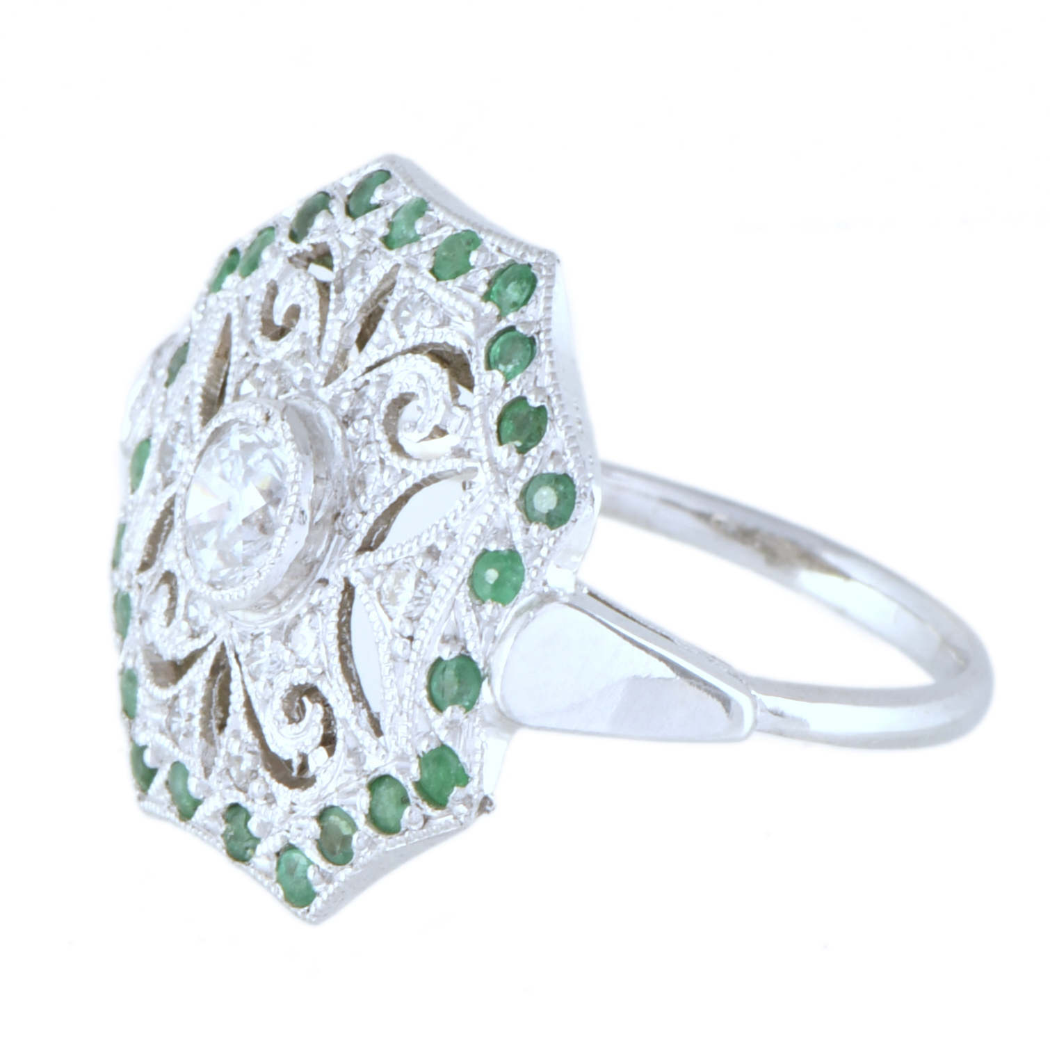 Anillo estilo art déco con esmeraldas y diamante central.