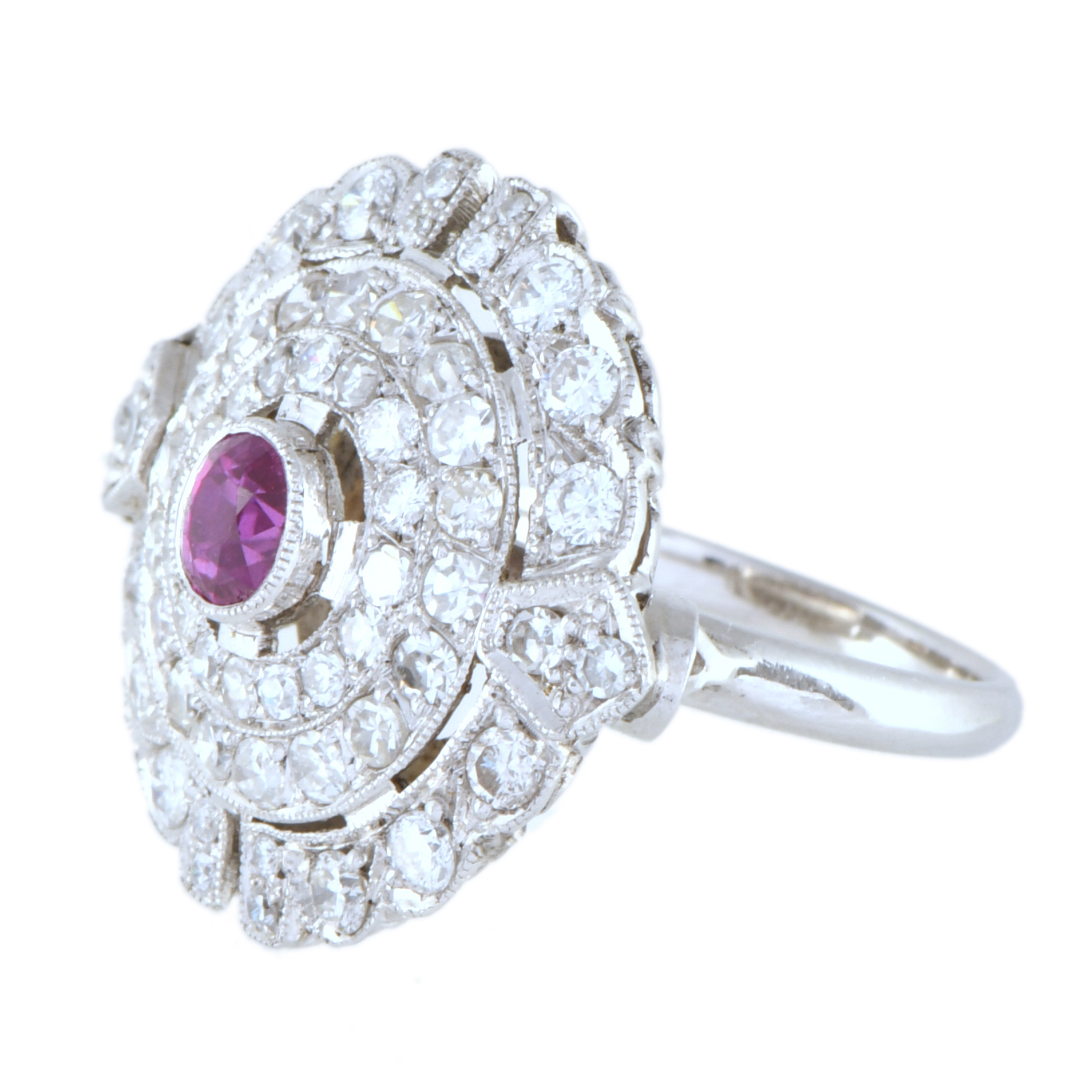 Anillo con rubí central y rosetón de diamantes.