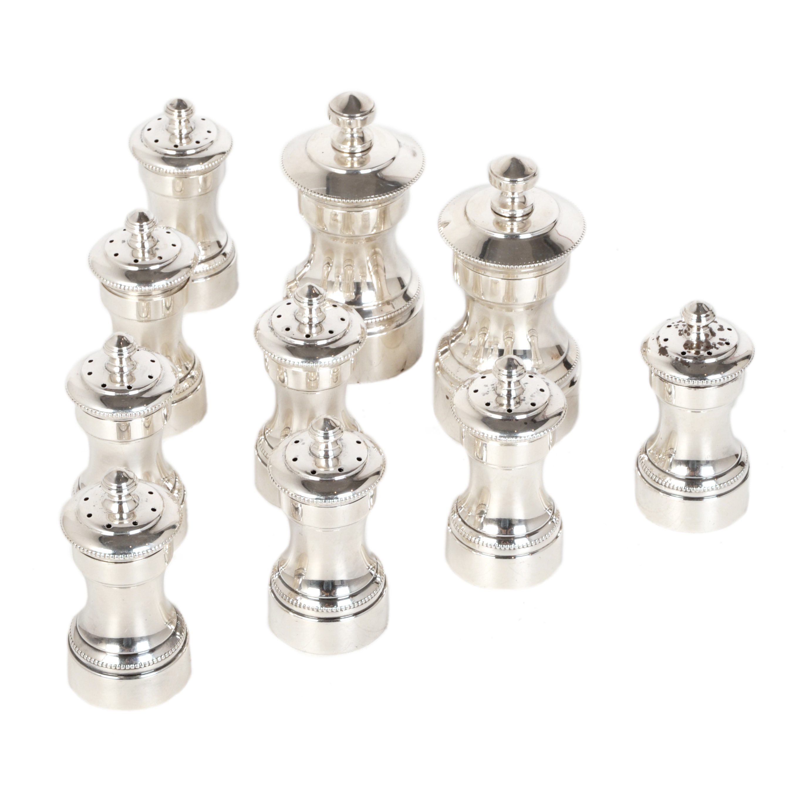 Juego de dos pimenteros y ocho saleros, estilo Victoriano